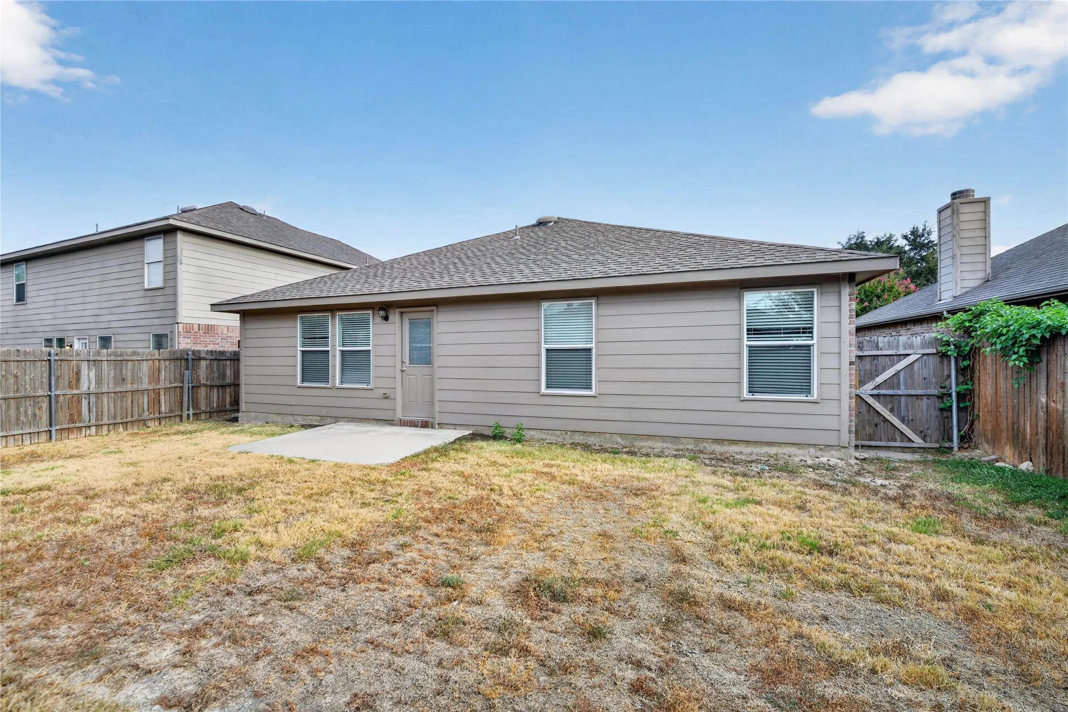 Single Family Residence For Rent in Tarrant County , 320 Chalkstone Drive, Fort Worth, Texas 76131, 3 Bedroom, 2 Bathroom, 2 Garage spaces, 1,407 Sqft, built in 2010, mls#21371897, Real Estate Agent in Fort Worth, Homes For Rent in Tarrant county, Homes For Rent in Fort Worth, Realtor in Fort Worth Texas, Real Estate Brokerage Independent Realty Texas, Luminita Cordes Realtor