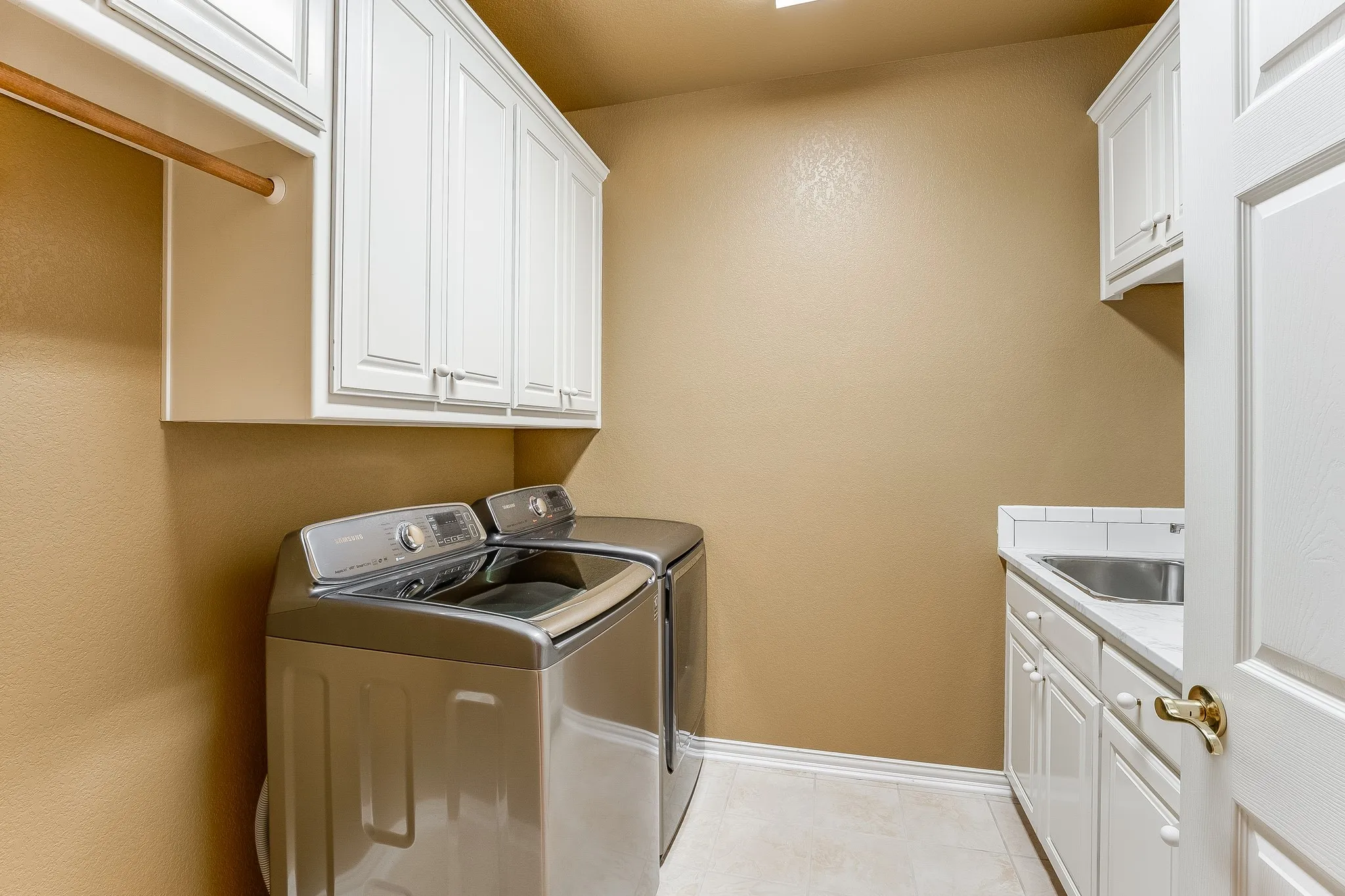 Single Family Residence For Sale in Hood County , 1003 Cliff Swallow Drive, Granbury, Texas 76048, 4 Bedroom, 3 Bathroom, 2 Garage spaces, 2,606 Sqft, built in 2001, mls#21352360, Real Estate Agent in Granbury, Homes For Sale in Hood county, Homes For Sale in Granbury, Realtor in Granbury Texas, Real Estate Brokerage Independent Realty Texas, Luminita Cordes Realtor