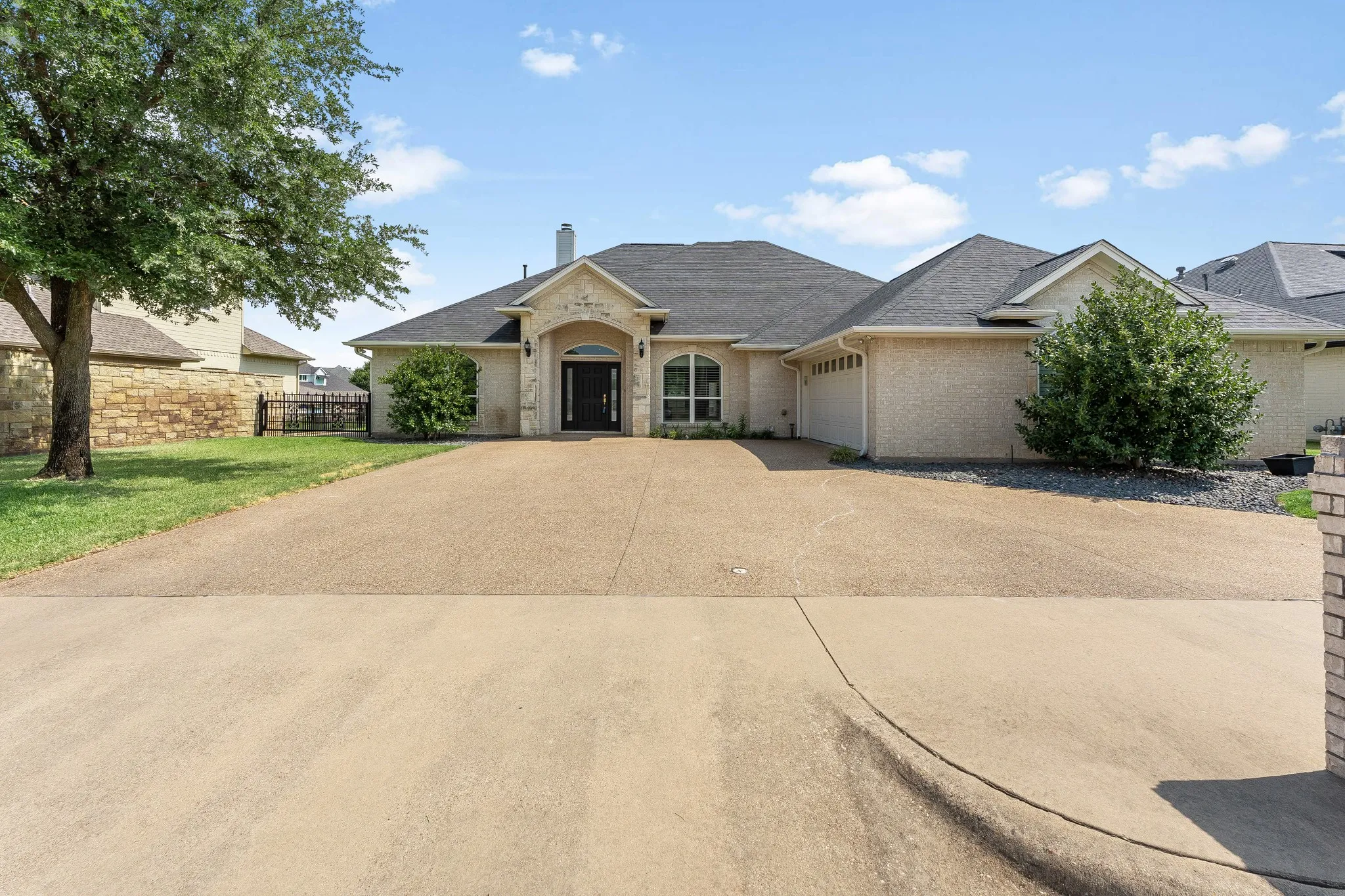 Single Family Residence For Sale in Hood County , 1003 Cliff Swallow Drive, Granbury, Texas 76048, 4 Bedroom, 3 Bathroom, 2 Garage spaces, 2,606 Sqft, built in 2001, mls#21352360, Real Estate Agent in Granbury, Homes For Sale in Hood county, Homes For Sale in Granbury, Realtor in Granbury Texas, Real Estate Brokerage Independent Realty Texas, Luminita Cordes Realtor