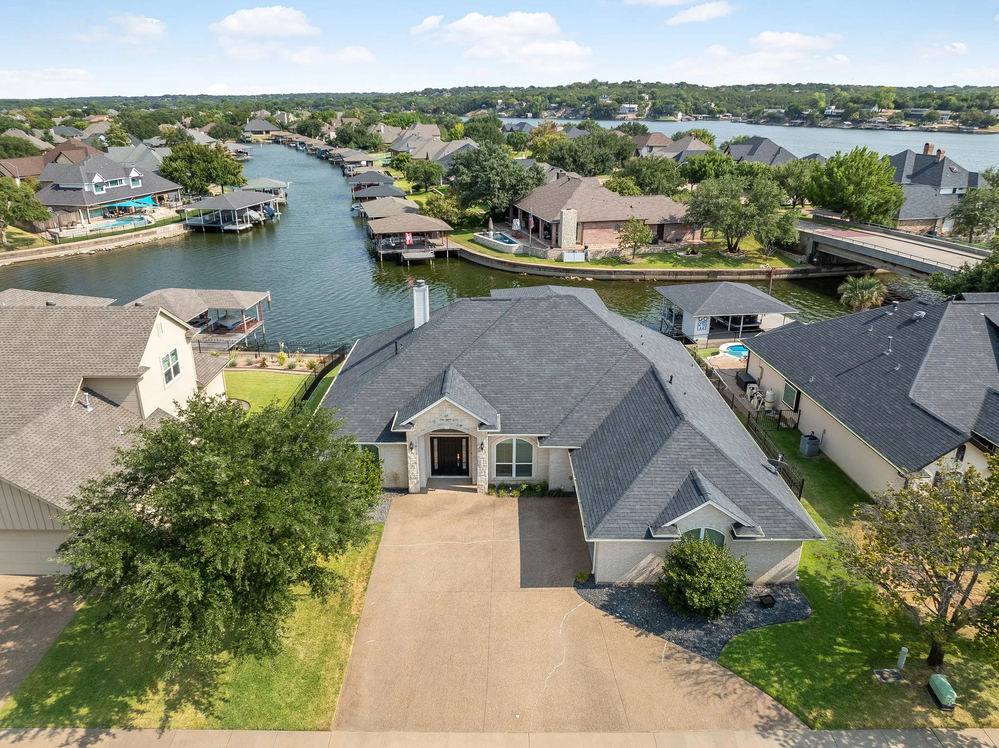 Single Family Residence For Sale in Hood County , 1003 Cliff Swallow Drive, Granbury, Texas 76048, 4 Bedroom, 3 Bathroom, 2 Garage spaces, 2,606 Sqft, built in 2001, mls#21352360, Real Estate Agent in Granbury, Homes For Sale in Hood county, Homes For Sale in Granbury, Realtor in Granbury Texas, Real Estate Brokerage Independent Realty Texas, Luminita Cordes Realtor