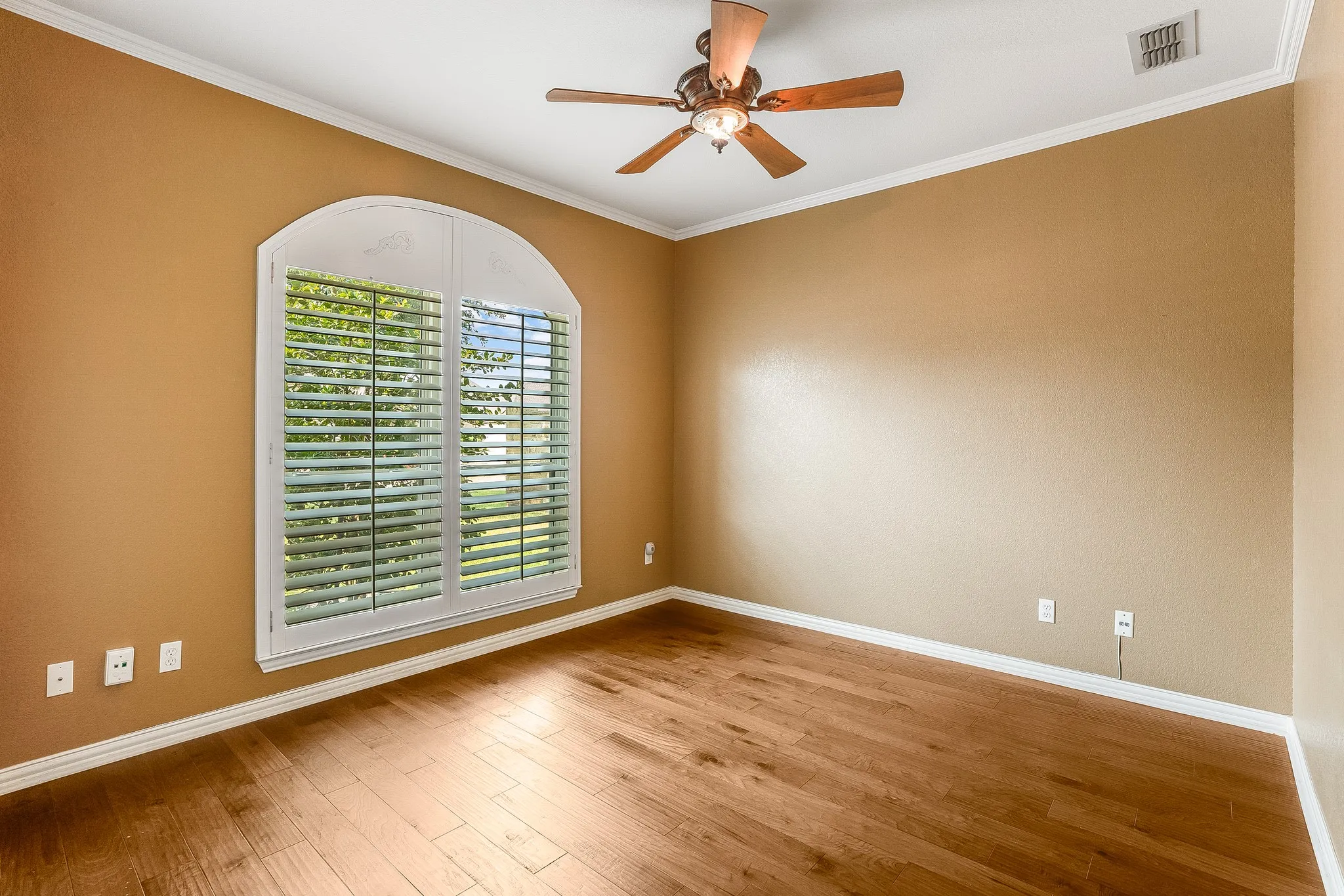 Single Family Residence For Sale in Hood County , 1003 Cliff Swallow Drive, Granbury, Texas 76048, 4 Bedroom, 3 Bathroom, 2 Garage spaces, 2,606 Sqft, built in 2001, mls#21352360, Real Estate Agent in Granbury, Homes For Sale in Hood county, Homes For Sale in Granbury, Realtor in Granbury Texas, Real Estate Brokerage Independent Realty Texas, Luminita Cordes Realtor