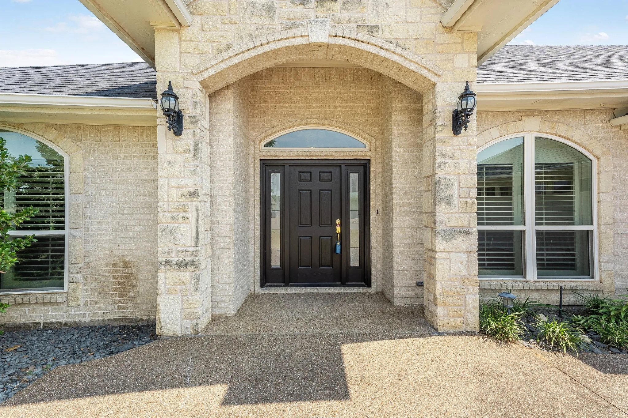 Single Family Residence For Sale in Hood County , 1003 Cliff Swallow Drive, Granbury, Texas 76048, 4 Bedroom, 3 Bathroom, 2 Garage spaces, 2,606 Sqft, built in 2001, mls#21352360, Real Estate Agent in Granbury, Homes For Sale in Hood county, Homes For Sale in Granbury, Realtor in Granbury Texas, Real Estate Brokerage Independent Realty Texas, Luminita Cordes Realtor