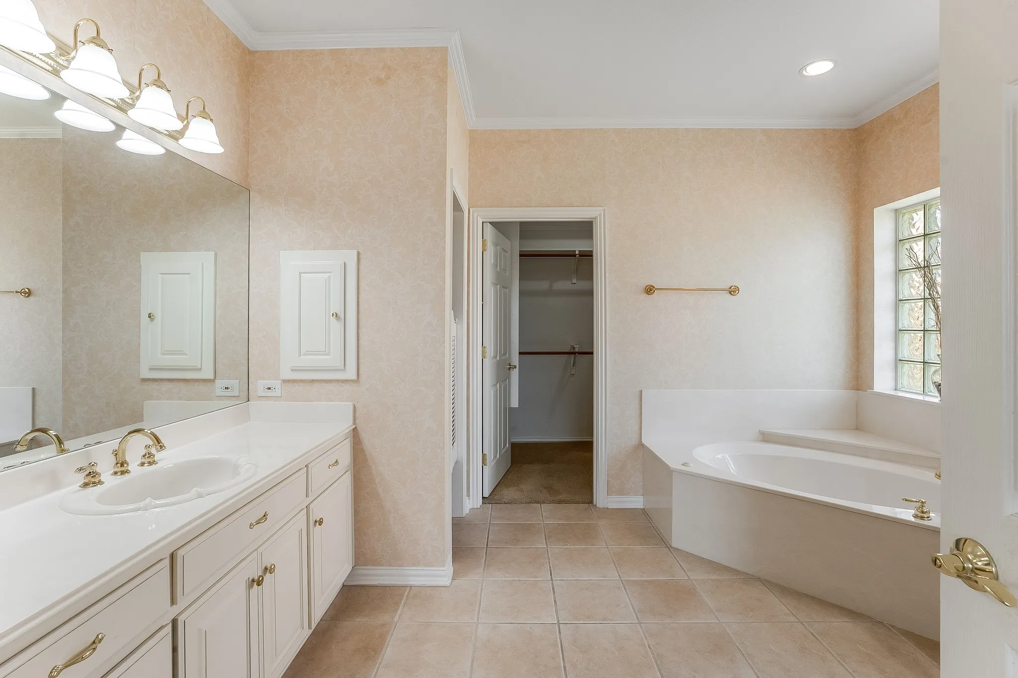 Single Family Residence For Sale in Hood County , 1003 Cliff Swallow Drive, Granbury, Texas 76048, 4 Bedroom, 3 Bathroom, 2 Garage spaces, 2,606 Sqft, built in 2001, mls#21352360, Real Estate Agent in Granbury, Homes For Sale in Hood county, Homes For Sale in Granbury, Realtor in Granbury Texas, Real Estate Brokerage Independent Realty Texas, Luminita Cordes Realtor