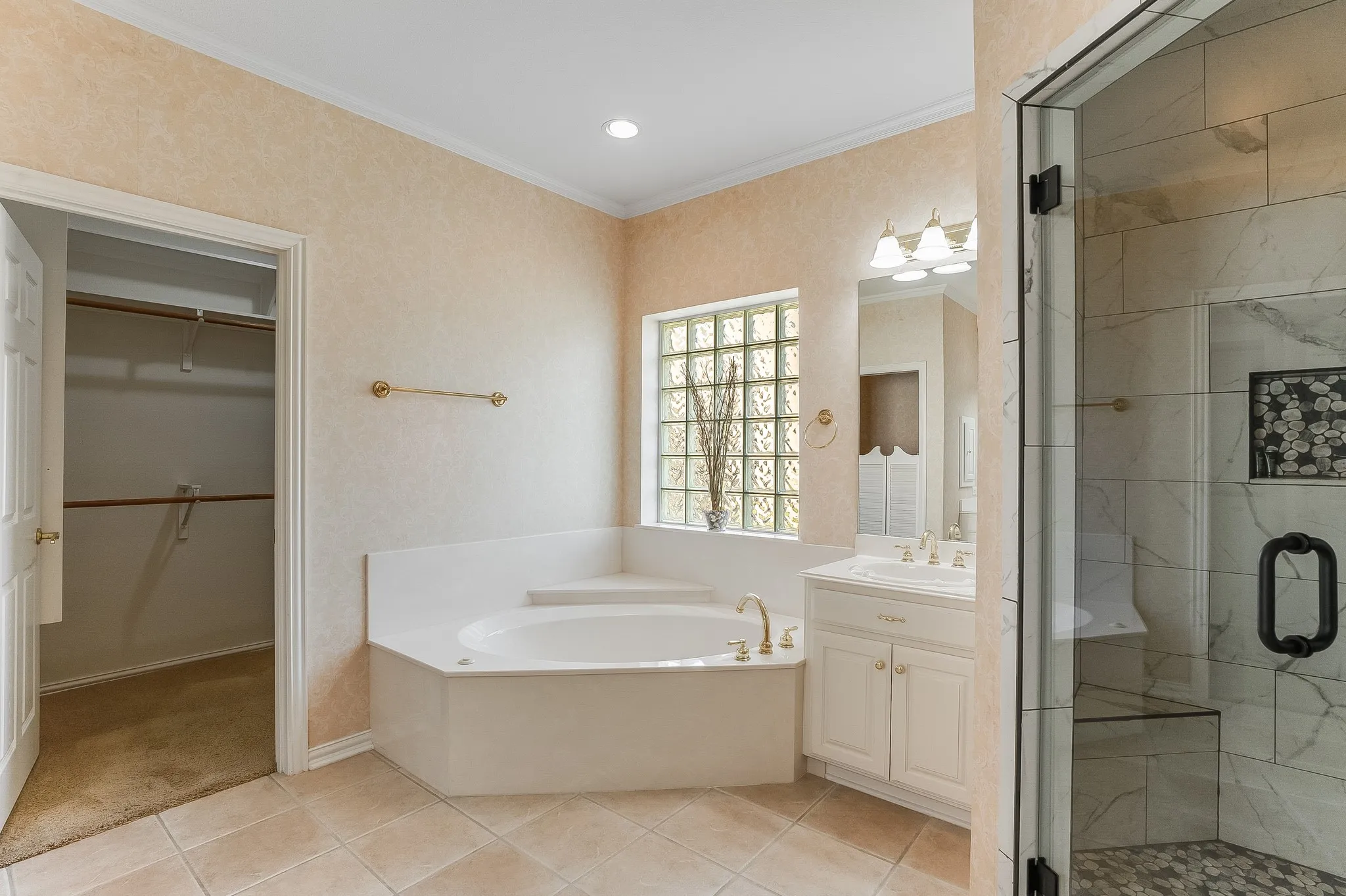 Single Family Residence For Sale in Hood County , 1003 Cliff Swallow Drive, Granbury, Texas 76048, 4 Bedroom, 3 Bathroom, 2 Garage spaces, 2,606 Sqft, built in 2001, mls#21352360, Real Estate Agent in Granbury, Homes For Sale in Hood county, Homes For Sale in Granbury, Realtor in Granbury Texas, Real Estate Brokerage Independent Realty Texas, Luminita Cordes Realtor