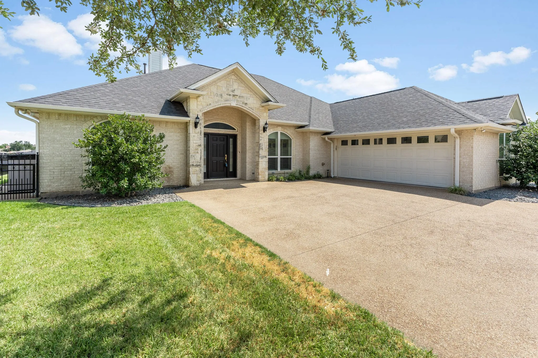 Single Family Residence For Sale in Hood County , 1003 Cliff Swallow Drive, Granbury, Texas 76048, 4 Bedroom, 3 Bathroom, 2 Garage spaces, 2,606 Sqft, built in 2001, mls#21352360, Real Estate Agent in Granbury, Homes For Sale in Hood county, Homes For Sale in Granbury, Realtor in Granbury Texas, Real Estate Brokerage Independent Realty Texas, Luminita Cordes Realtor