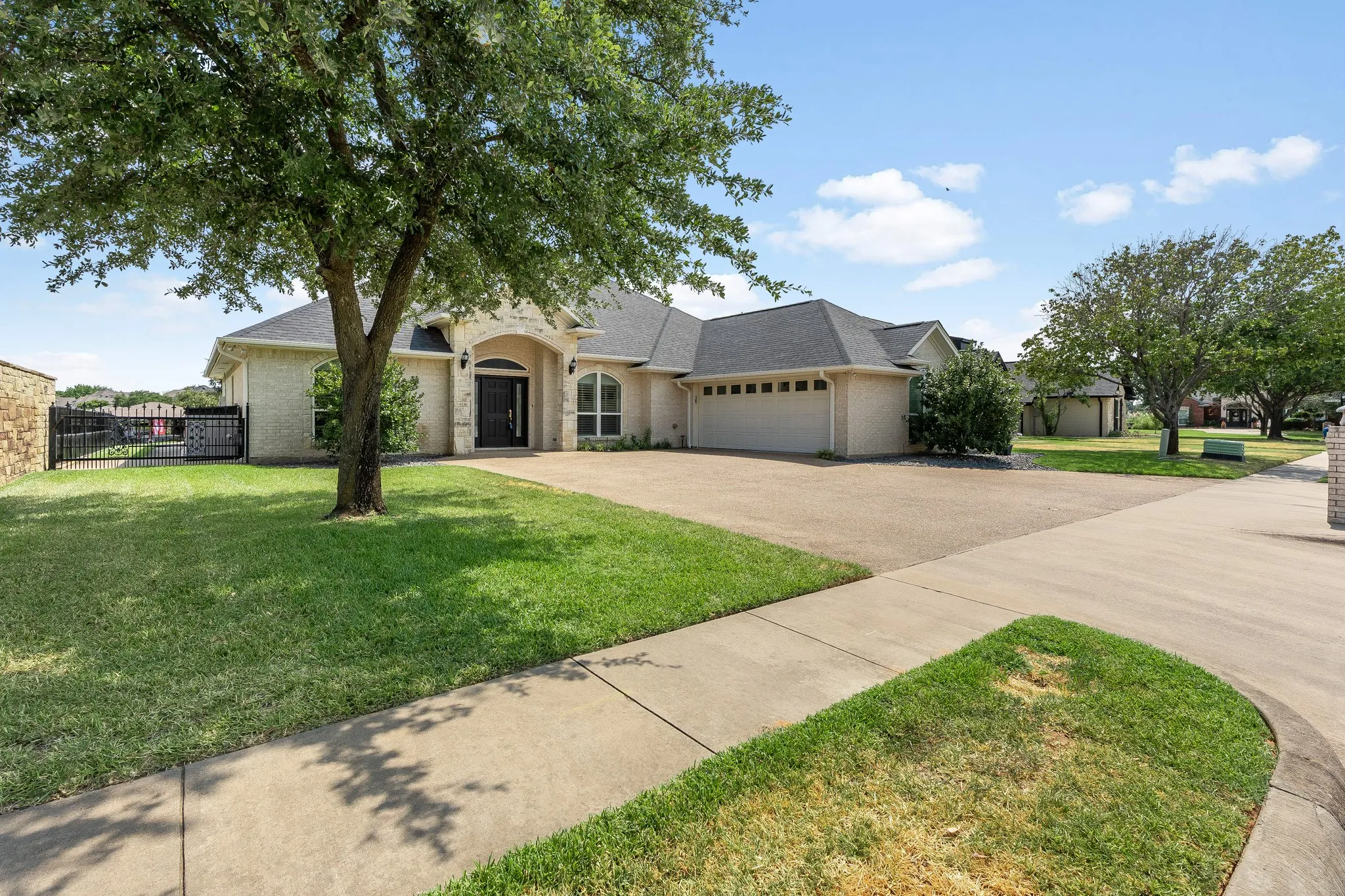 Single Family Residence For Sale in Hood County , 1003 Cliff Swallow Drive, Granbury, Texas 76048, 4 Bedroom, 3 Bathroom, 2 Garage spaces, 2,606 Sqft, built in 2001, mls#21352360, Real Estate Agent in Granbury, Homes For Sale in Hood county, Homes For Sale in Granbury, Realtor in Granbury Texas, Real Estate Brokerage Independent Realty Texas, Luminita Cordes Realtor