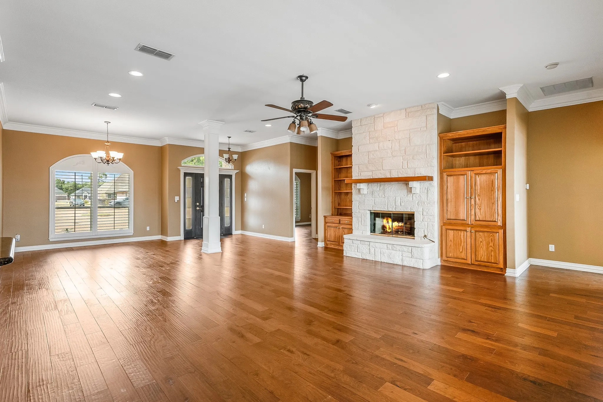 Single Family Residence For Sale in Hood County , 1003 Cliff Swallow Drive, Granbury, Texas 76048, 4 Bedroom, 3 Bathroom, 2 Garage spaces, 2,606 Sqft, built in 2001, mls#21352360, Real Estate Agent in Granbury, Homes For Sale in Hood county, Homes For Sale in Granbury, Realtor in Granbury Texas, Real Estate Brokerage Independent Realty Texas, Luminita Cordes Realtor