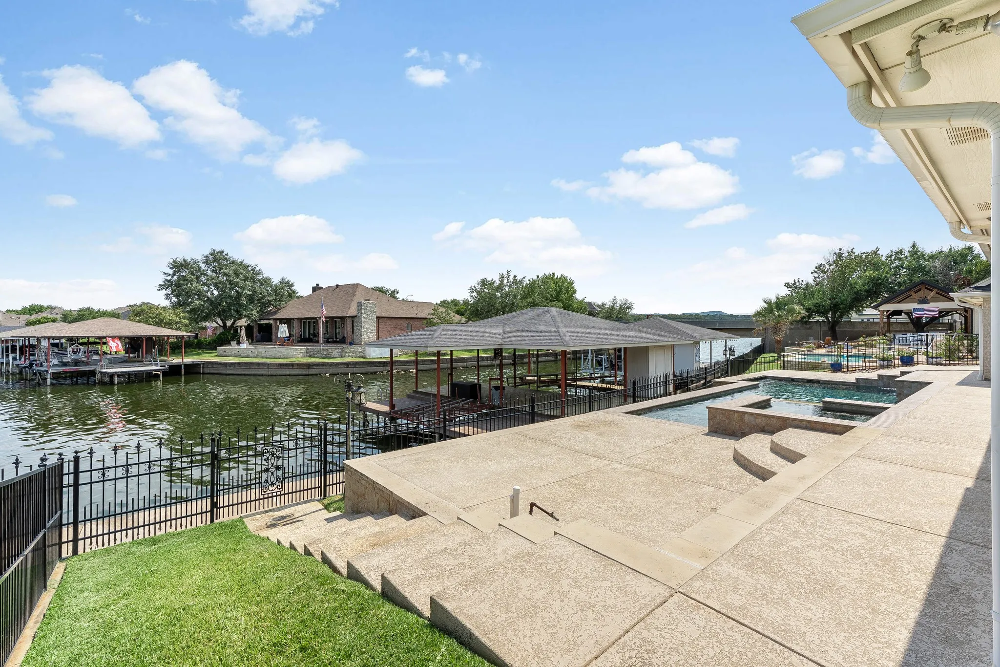 Single Family Residence For Sale in Hood County , 1003 Cliff Swallow Drive, Granbury, Texas 76048, 4 Bedroom, 3 Bathroom, 2 Garage spaces, 2,606 Sqft, built in 2001, mls#21352360, Real Estate Agent in Granbury, Homes For Sale in Hood county, Homes For Sale in Granbury, Realtor in Granbury Texas, Real Estate Brokerage Independent Realty Texas, Luminita Cordes Realtor