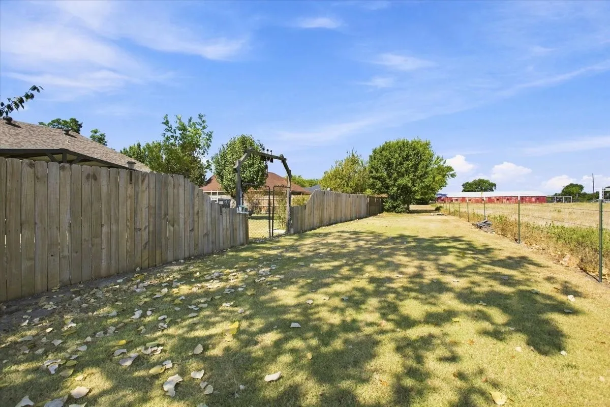 Single Family Residence For Sale in Fannin County , 104 Butler Street, Savoy, Texas 75479, 3 Bedroom, 2 Bathroom, 2 Garage spaces, 1,601 Sqft, built in 2006, mls#21371485, Real Estate Agent in Savoy, Homes For Sale in Fannin county, Homes For Sale in Savoy, Realtor in Savoy Texas, Real Estate Brokerage Independent Realty Texas, Luminita Cordes Realtor