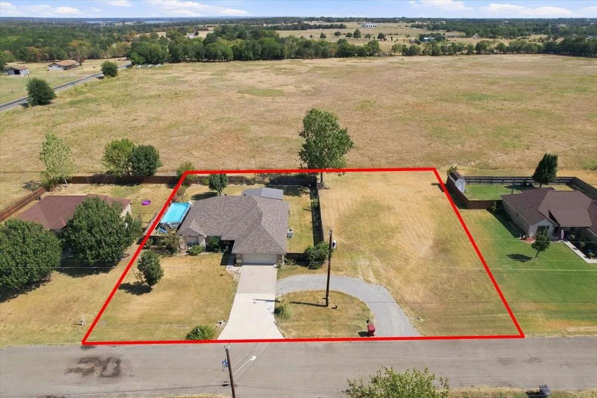 Single Family Residence For Sale in Fannin County , 104 Butler Street, Savoy, Texas 75479, 3 Bedroom, 2 Bathroom, 2 Garage spaces, 1,601 Sqft, built in 2006, mls#21371485, Real Estate Agent in Savoy, Homes For Sale in Fannin county, Homes For Sale in Savoy, Realtor in Savoy Texas, Real Estate Brokerage Independent Realty Texas, Luminita Cordes Realtor