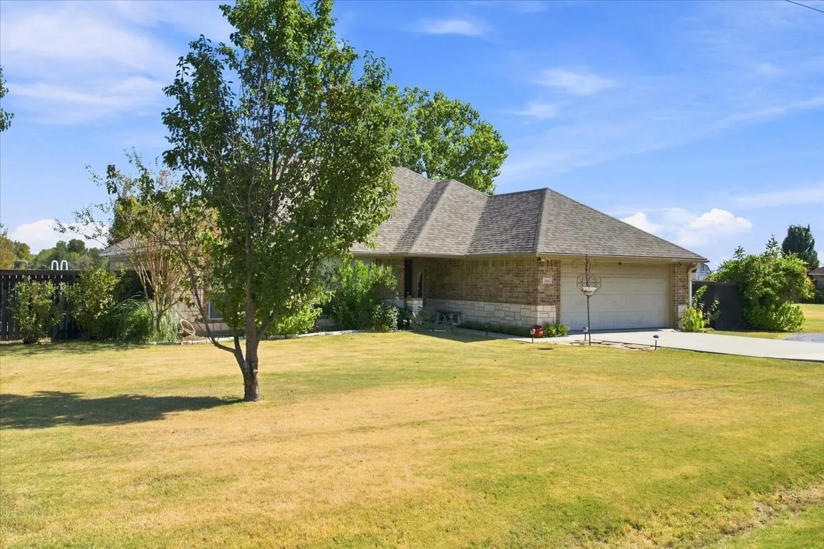 Single Family Residence For Sale in Fannin County , 104 Butler Street, Savoy, Texas 75479, 3 Bedroom, 2 Bathroom, 2 Garage spaces, 1,601 Sqft, built in 2006, mls#21371485, Real Estate Agent in Savoy, Homes For Sale in Fannin county, Homes For Sale in Savoy, Realtor in Savoy Texas, Real Estate Brokerage Independent Realty Texas, Luminita Cordes Realtor