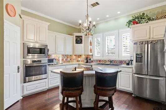 Single Family Residence For Sale in Smith County , 804 Festoon Court, Tyler, Texas 75703, 3 Bedroom, 2 Bathroom, 2 Garage spaces, 2,158 Sqft, built in 1998, mls#21371518, Real Estate Agent in Tyler, Homes For Sale in Smith county, Homes For Sale in Tyler, Realtor in Tyler Texas, Real Estate Brokerage Independent Realty Texas, Luminita Cordes Realtor