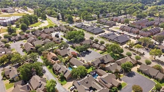 Single Family Residence For Sale in Smith County , 804 Festoon Court, Tyler, Texas 75703, 3 Bedroom, 2 Bathroom, 2 Garage spaces, 2,158 Sqft, built in 1998, mls#21371518, Real Estate Agent in Tyler, Homes For Sale in Smith county, Homes For Sale in Tyler, Realtor in Tyler Texas, Real Estate Brokerage Independent Realty Texas, Luminita Cordes Realtor