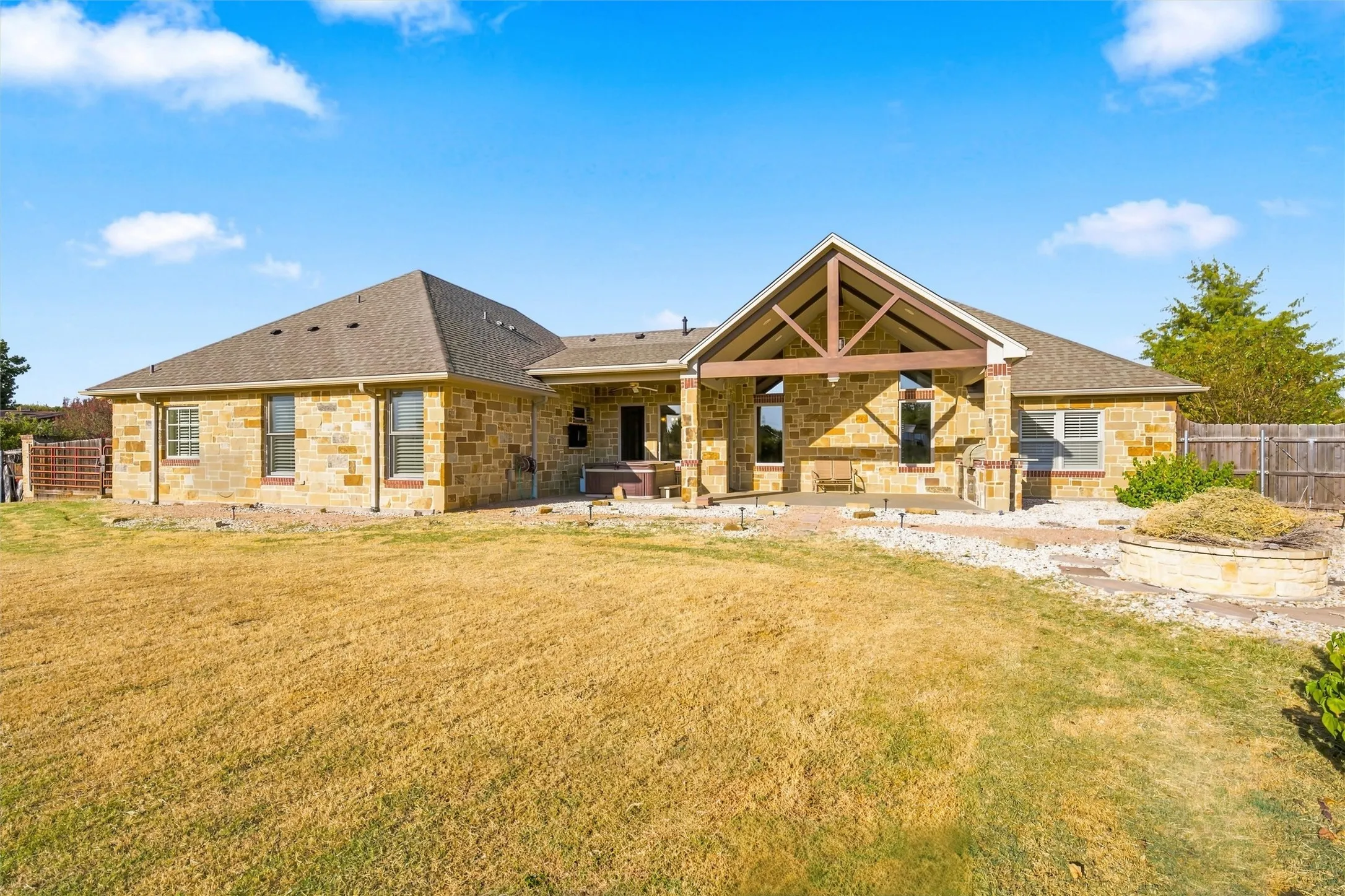 Single Family Residence For Sale in Mc Lennan County , 100 Deer Creek Drive, Waco, Texas 76708, 3 Bedroom, 3 Bathroom, 3 Garage spaces, 2,181 Sqft, built in 2018, mls#21366777, Real Estate Agent in Waco, Homes For Sale in Mc Lennan county, Homes For Sale in Waco, Realtor in Waco Texas, Real Estate Brokerage Independent Realty Texas, Luminita Cordes Realtor