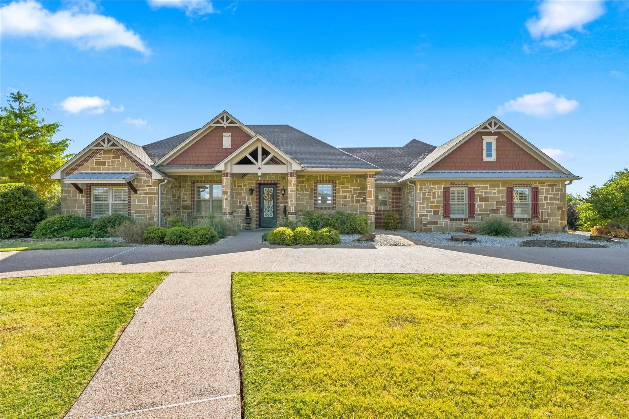 Single Family Residence For Sale in Mc Lennan County , 100 Deer Creek Drive, Waco, Texas 76708, 3 Bedroom, 3 Bathroom, 3 Garage spaces, 2,181 Sqft, built in 2018, mls#21366777, Real Estate Agent in Waco, Homes For Sale in Mc Lennan county, Homes For Sale in Waco, Realtor in Waco Texas, Real Estate Brokerage Independent Realty Texas, Luminita Cordes Realtor
