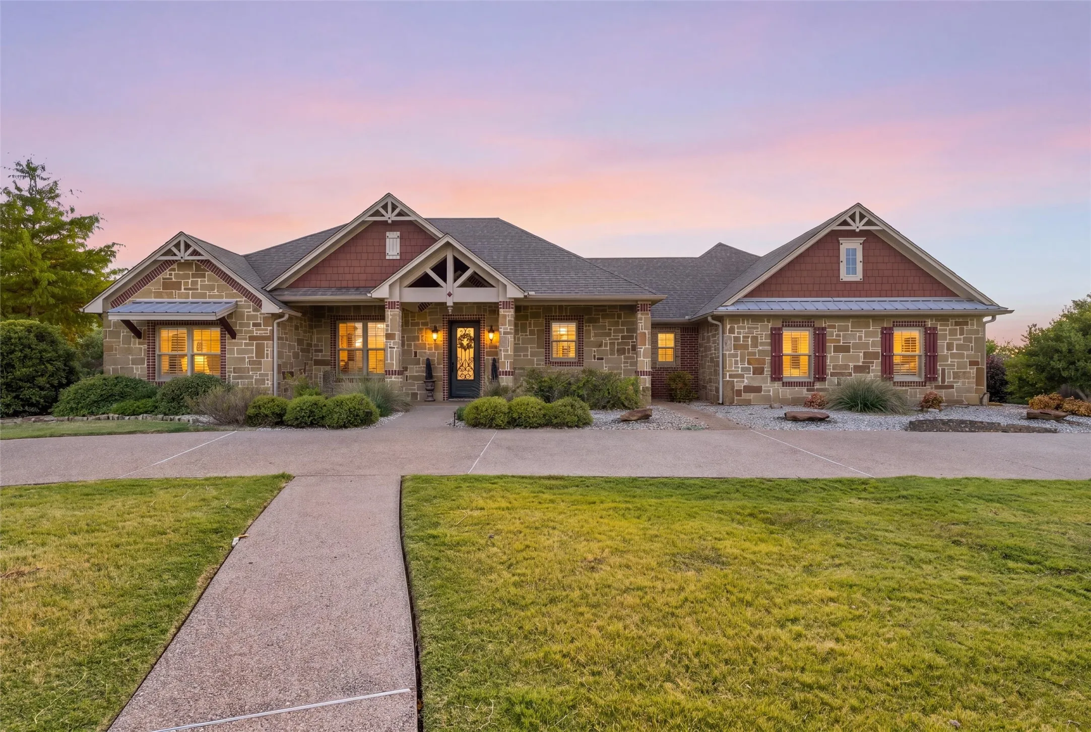 Single Family Residence For Sale in Mc Lennan County , 100 Deer Creek Drive, Waco, Texas 76708, 3 Bedroom, 3 Bathroom, 3 Garage spaces, 2,181 Sqft, built in 2018, mls#21366777, Real Estate Agent in Waco, Homes For Sale in Mc Lennan county, Homes For Sale in Waco, Realtor in Waco Texas, Real Estate Brokerage Independent Realty Texas, Luminita Cordes Realtor