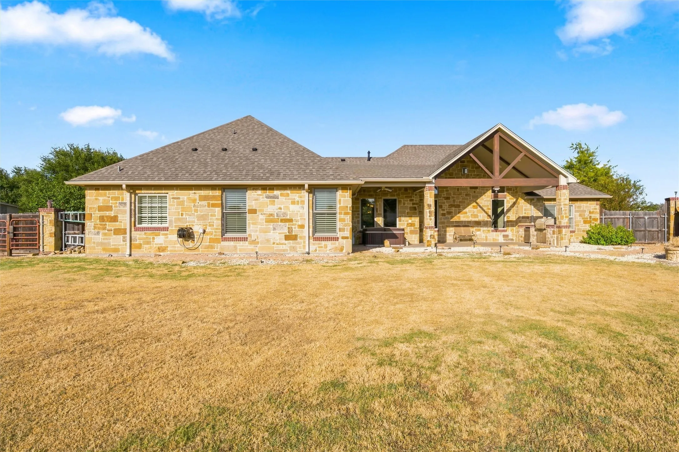 Single Family Residence For Sale in Mc Lennan County , 100 Deer Creek Drive, Waco, Texas 76708, 3 Bedroom, 3 Bathroom, 3 Garage spaces, 2,181 Sqft, built in 2018, mls#21366777, Real Estate Agent in Waco, Homes For Sale in Mc Lennan county, Homes For Sale in Waco, Realtor in Waco Texas, Real Estate Brokerage Independent Realty Texas, Luminita Cordes Realtor