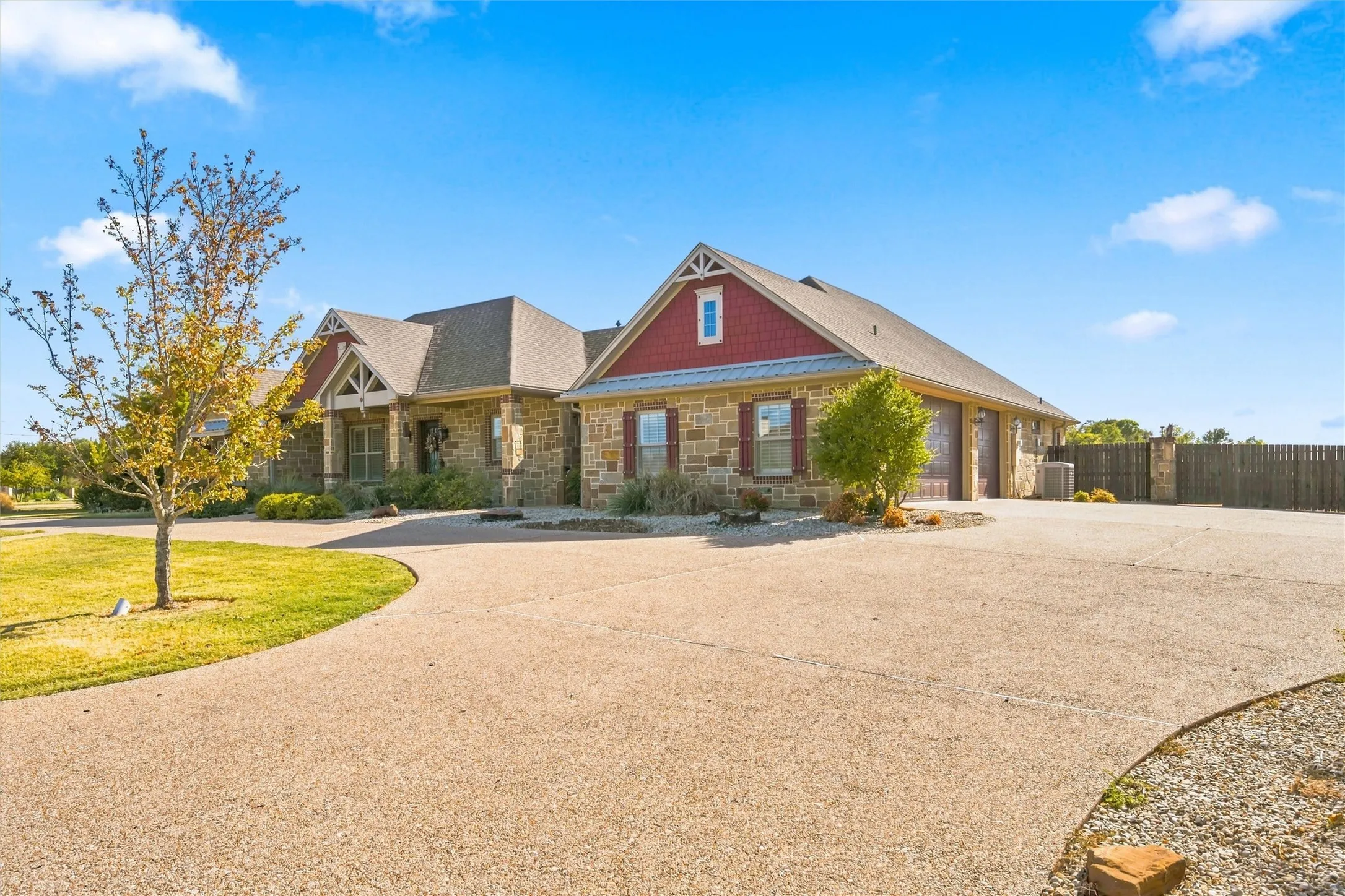 Single Family Residence For Sale in Mc Lennan County , 100 Deer Creek Drive, Waco, Texas 76708, 3 Bedroom, 3 Bathroom, 3 Garage spaces, 2,181 Sqft, built in 2018, mls#21366777, Real Estate Agent in Waco, Homes For Sale in Mc Lennan county, Homes For Sale in Waco, Realtor in Waco Texas, Real Estate Brokerage Independent Realty Texas, Luminita Cordes Realtor