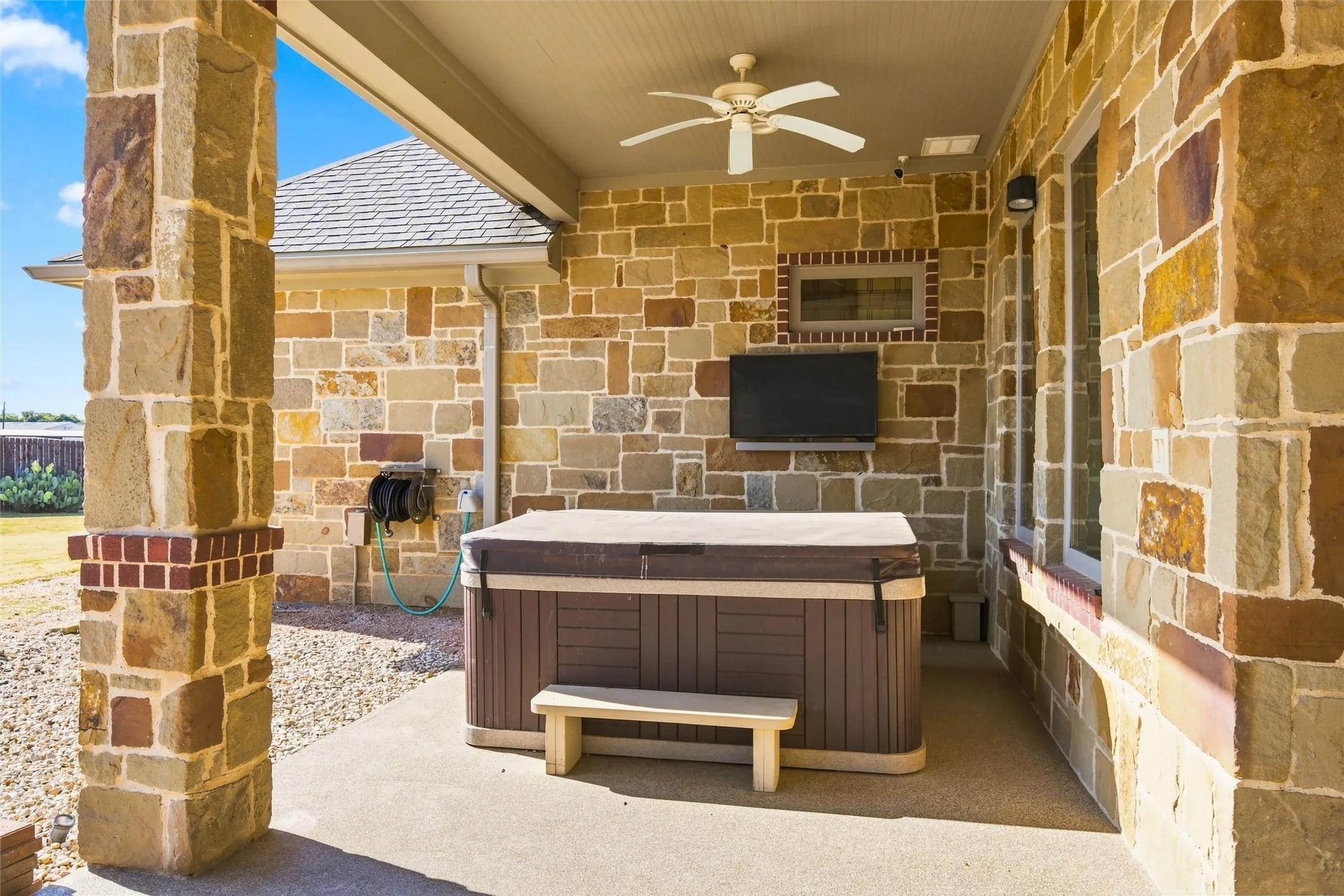 Single Family Residence For Sale in Mc Lennan County , 100 Deer Creek Drive, Waco, Texas 76708, 3 Bedroom, 3 Bathroom, 3 Garage spaces, 2,181 Sqft, built in 2018, mls#21366777, Real Estate Agent in Waco, Homes For Sale in Mc Lennan county, Homes For Sale in Waco, Realtor in Waco Texas, Real Estate Brokerage Independent Realty Texas, Luminita Cordes Realtor