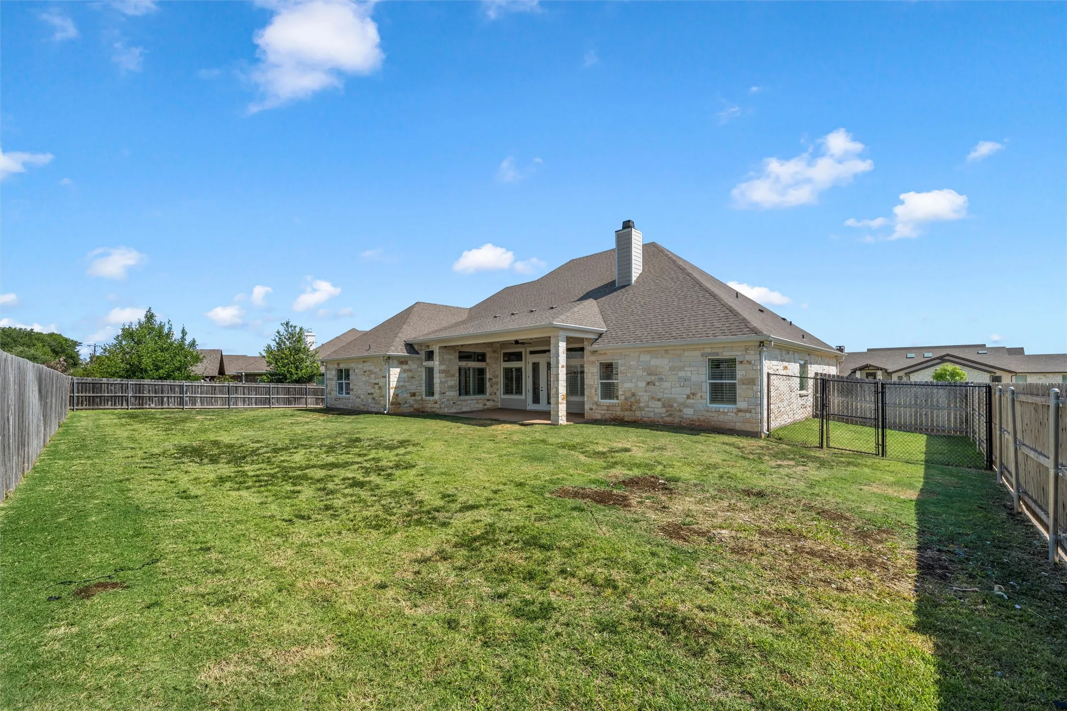Single Family Residence For Sale in Mc Lennan County , 324 Stone Manor Drive, Mc Gregor, Texas 76657, 4 Bedroom, 4 Bathroom, 3 Garage spaces, 3,040 Sqft, built in 2019, mls#21371045, Real Estate Agent in Mc Gregor, Homes For Sale in Mc Lennan county, Homes For Sale in Mc Gregor, Realtor in Mc Gregor Texas, Real Estate Brokerage Independent Realty Texas, Luminita Cordes Realtor