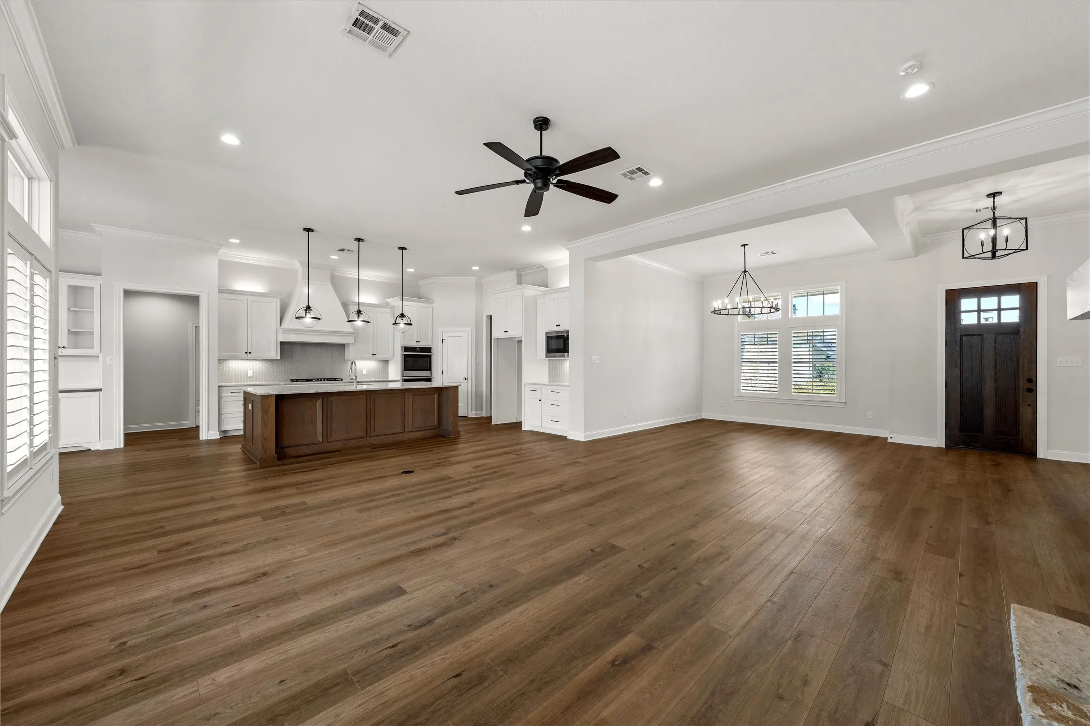 Single Family Residence For Sale in Mc Lennan County , 324 Stone Manor Drive, Mc Gregor, Texas 76657, 4 Bedroom, 4 Bathroom, 3 Garage spaces, 3,040 Sqft, built in 2019, mls#21371045, Real Estate Agent in Mc Gregor, Homes For Sale in Mc Lennan county, Homes For Sale in Mc Gregor, Realtor in Mc Gregor Texas, Real Estate Brokerage Independent Realty Texas, Luminita Cordes Realtor