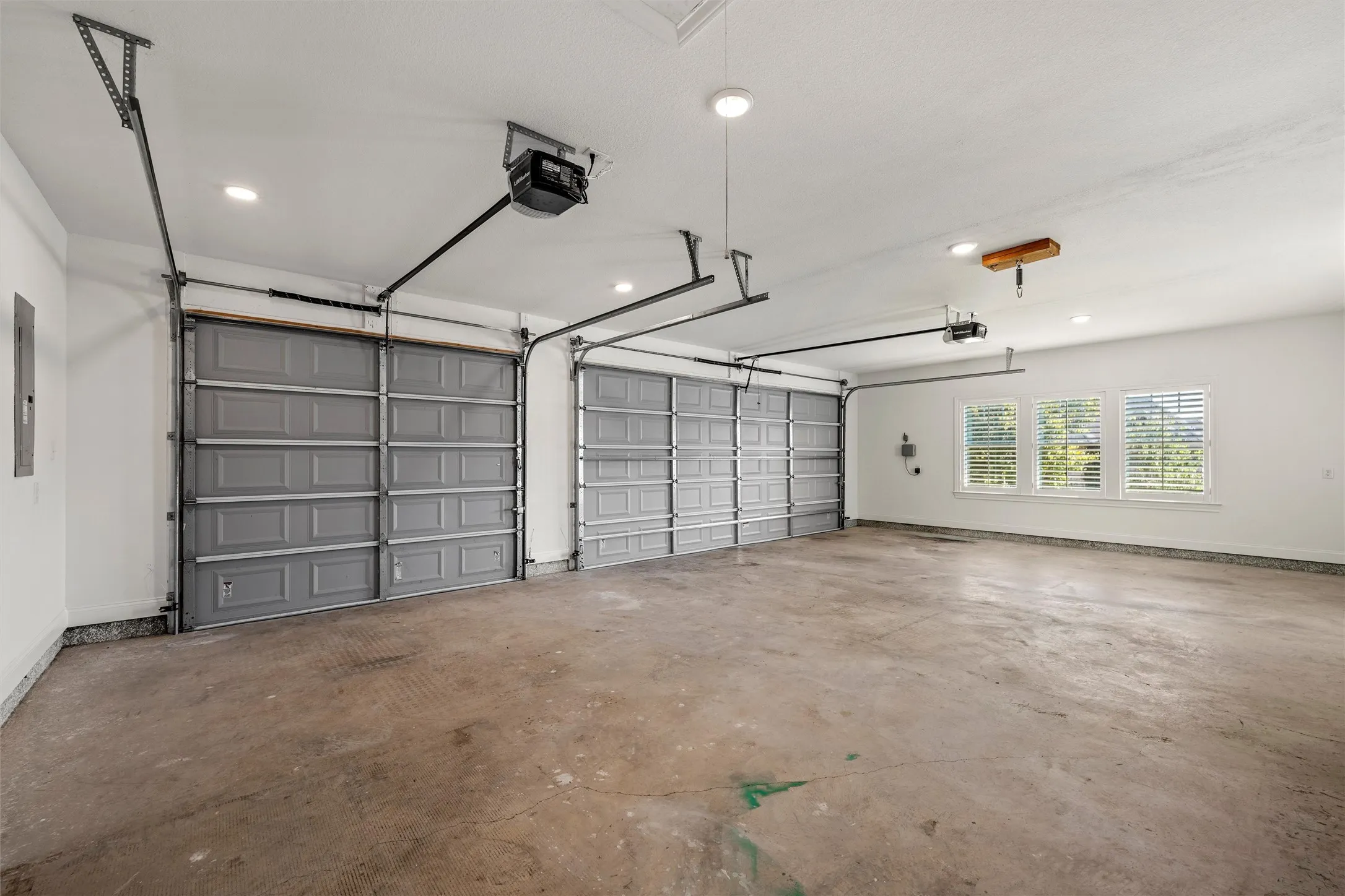 Single Family Residence For Sale in Mc Lennan County , 324 Stone Manor Drive, Mc Gregor, Texas 76657, 4 Bedroom, 4 Bathroom, 3 Garage spaces, 3,040 Sqft, built in 2019, mls#21371045, Real Estate Agent in Mc Gregor, Homes For Sale in Mc Lennan county, Homes For Sale in Mc Gregor, Realtor in Mc Gregor Texas, Real Estate Brokerage Independent Realty Texas, Luminita Cordes Realtor