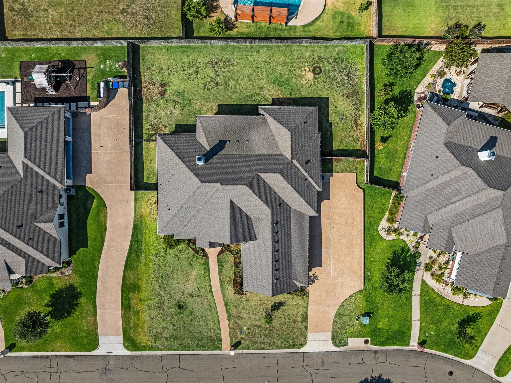 Single Family Residence For Sale in Mc Lennan County , 324 Stone Manor Drive, Mc Gregor, Texas 76657, 4 Bedroom, 4 Bathroom, 3 Garage spaces, 3,040 Sqft, built in 2019, mls#21371045, Real Estate Agent in Mc Gregor, Homes For Sale in Mc Lennan county, Homes For Sale in Mc Gregor, Realtor in Mc Gregor Texas, Real Estate Brokerage Independent Realty Texas, Luminita Cordes Realtor