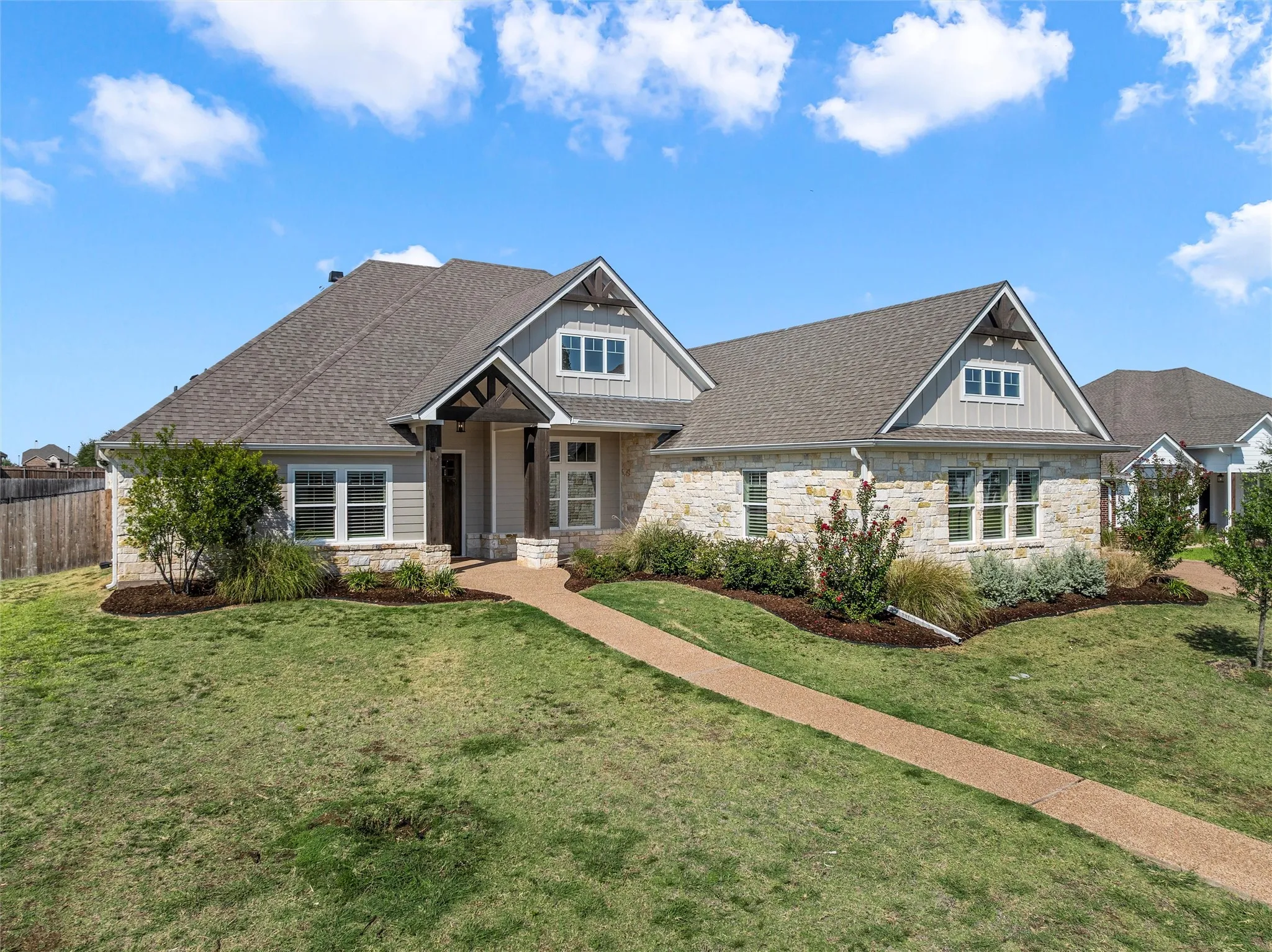 Single Family Residence For Sale in Mc Lennan County , 324 Stone Manor Drive, Mc Gregor, Texas 76657, 4 Bedroom, 4 Bathroom, 3 Garage spaces, 3,040 Sqft, built in 2019, mls#21371045, Real Estate Agent in Mc Gregor, Homes For Sale in Mc Lennan county, Homes For Sale in Mc Gregor, Realtor in Mc Gregor Texas, Real Estate Brokerage Independent Realty Texas, Luminita Cordes Realtor