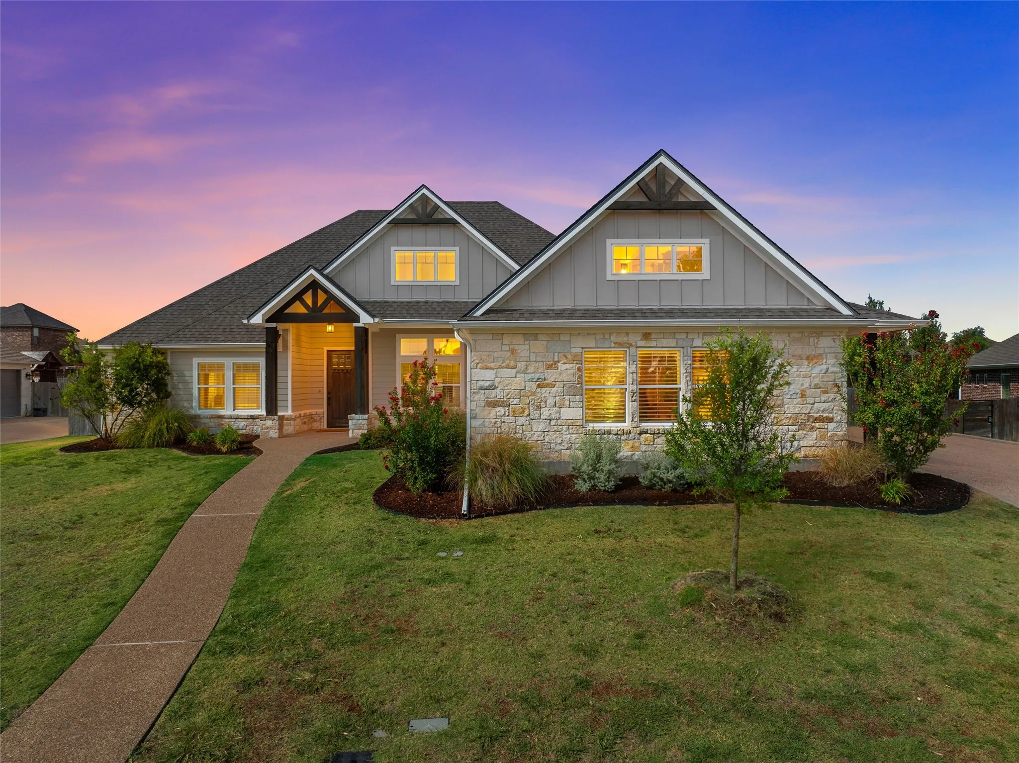 Single Family Residence For Sale in Mc Lennan County , 324 Stone Manor Drive, Mc Gregor, Texas 76657, 4 Bedroom, 4 Bathroom, 3 Garage spaces, 3,040 Sqft, built in 2019, mls#21371045, Real Estate Agent in Mc Gregor, Homes For Sale in Mc Lennan county, Homes For Sale in Mc Gregor, Realtor in Mc Gregor Texas, Real Estate Brokerage Independent Realty Texas, Luminita Cordes Realtor