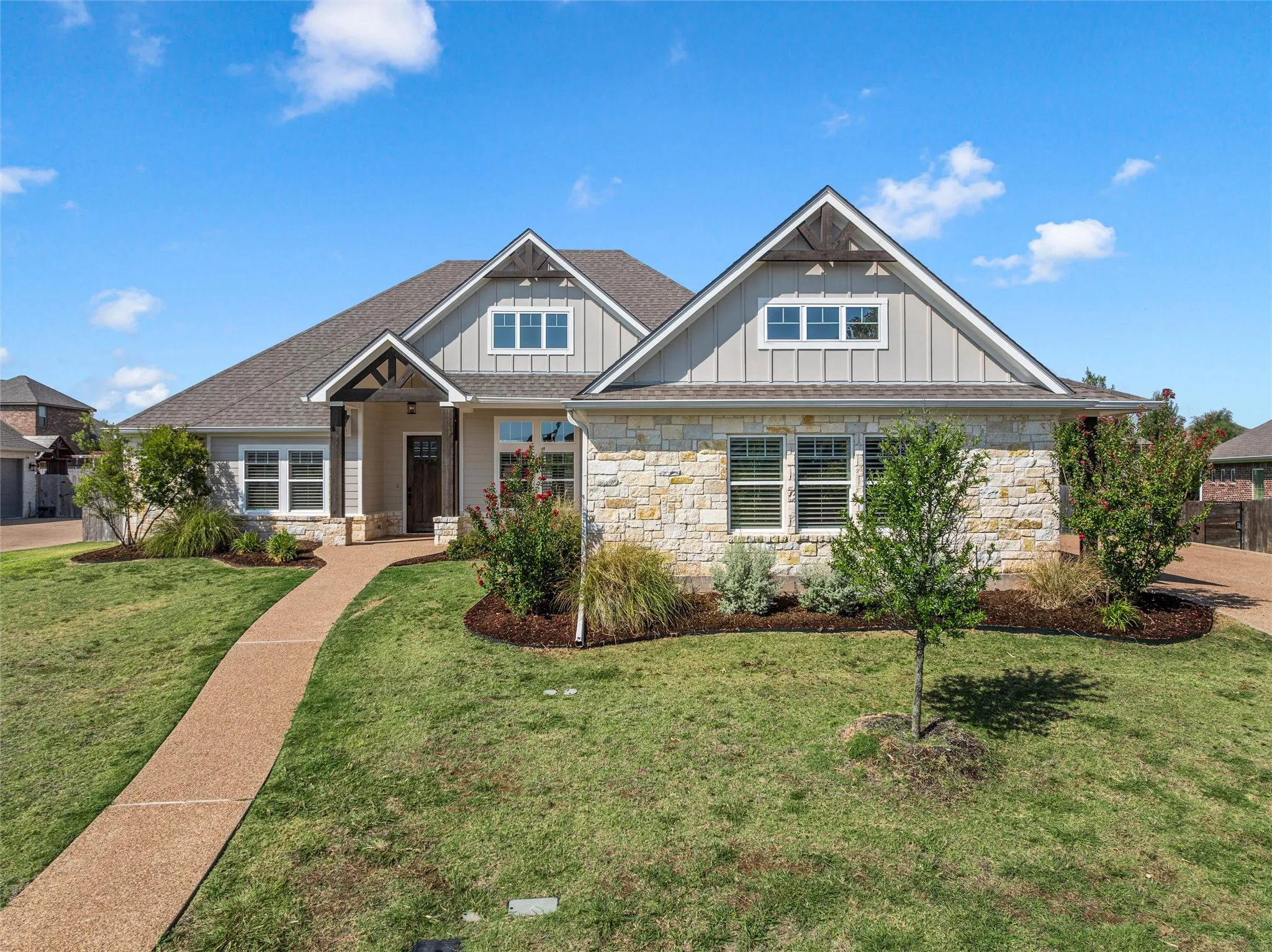 Single Family Residence For Sale in Mc Lennan County , 324 Stone Manor Drive, Mc Gregor, Texas 76657, 4 Bedroom, 4 Bathroom, 3 Garage spaces, 3,040 Sqft, built in 2019, mls#21371045, Real Estate Agent in Mc Gregor, Homes For Sale in Mc Lennan county, Homes For Sale in Mc Gregor, Realtor in Mc Gregor Texas, Real Estate Brokerage Independent Realty Texas, Luminita Cordes Realtor