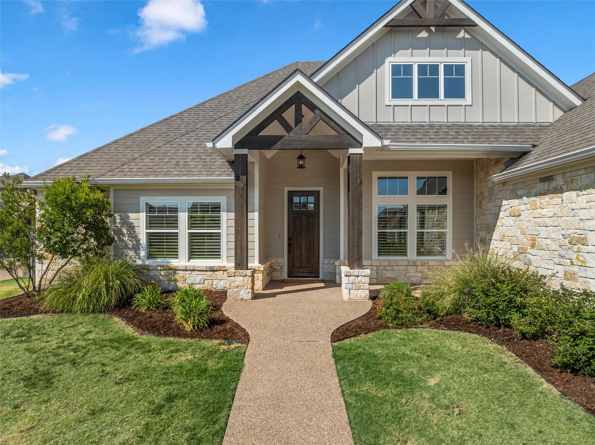 Single Family Residence For Sale in Mc Lennan County , 324 Stone Manor Drive, Mc Gregor, Texas 76657, 4 Bedroom, 4 Bathroom, 3 Garage spaces, 3,040 Sqft, built in 2019, mls#21371045, Real Estate Agent in Mc Gregor, Homes For Sale in Mc Lennan county, Homes For Sale in Mc Gregor, Realtor in Mc Gregor Texas, Real Estate Brokerage Independent Realty Texas, Luminita Cordes Realtor