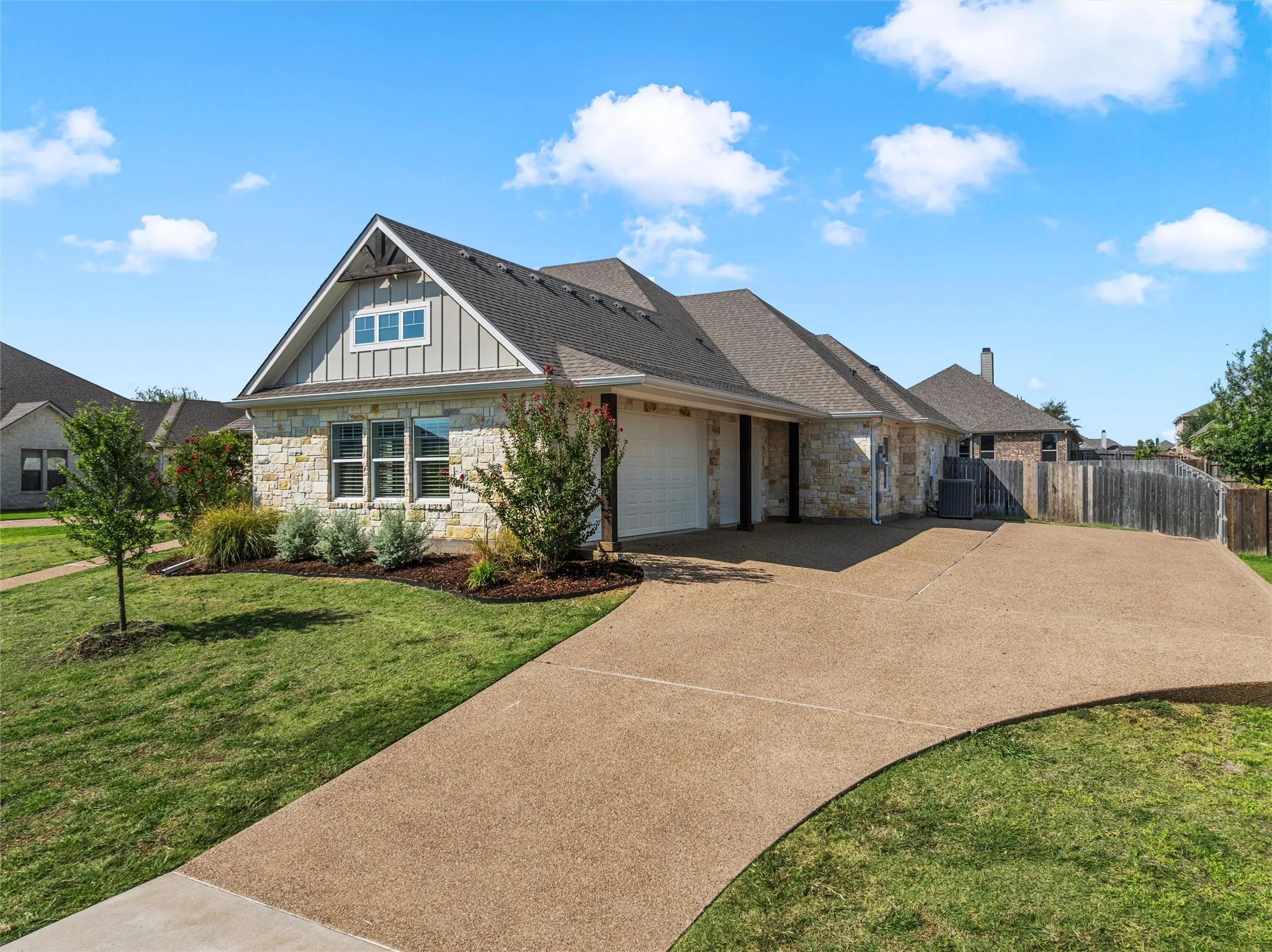 Single Family Residence For Sale in Mc Lennan County , 324 Stone Manor Drive, Mc Gregor, Texas 76657, 4 Bedroom, 4 Bathroom, 3 Garage spaces, 3,040 Sqft, built in 2019, mls#21371045, Real Estate Agent in Mc Gregor, Homes For Sale in Mc Lennan county, Homes For Sale in Mc Gregor, Realtor in Mc Gregor Texas, Real Estate Brokerage Independent Realty Texas, Luminita Cordes Realtor