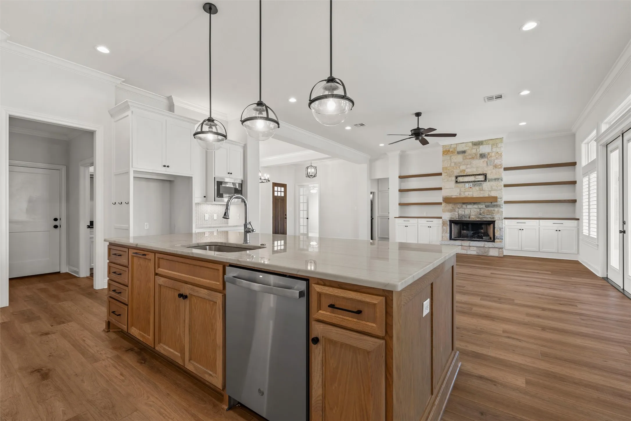 Single Family Residence For Sale in Mc Lennan County , 324 Stone Manor Drive, Mc Gregor, Texas 76657, 4 Bedroom, 4 Bathroom, 3 Garage spaces, 3,040 Sqft, built in 2019, mls#21371045, Real Estate Agent in Mc Gregor, Homes For Sale in Mc Lennan county, Homes For Sale in Mc Gregor, Realtor in Mc Gregor Texas, Real Estate Brokerage Independent Realty Texas, Luminita Cordes Realtor