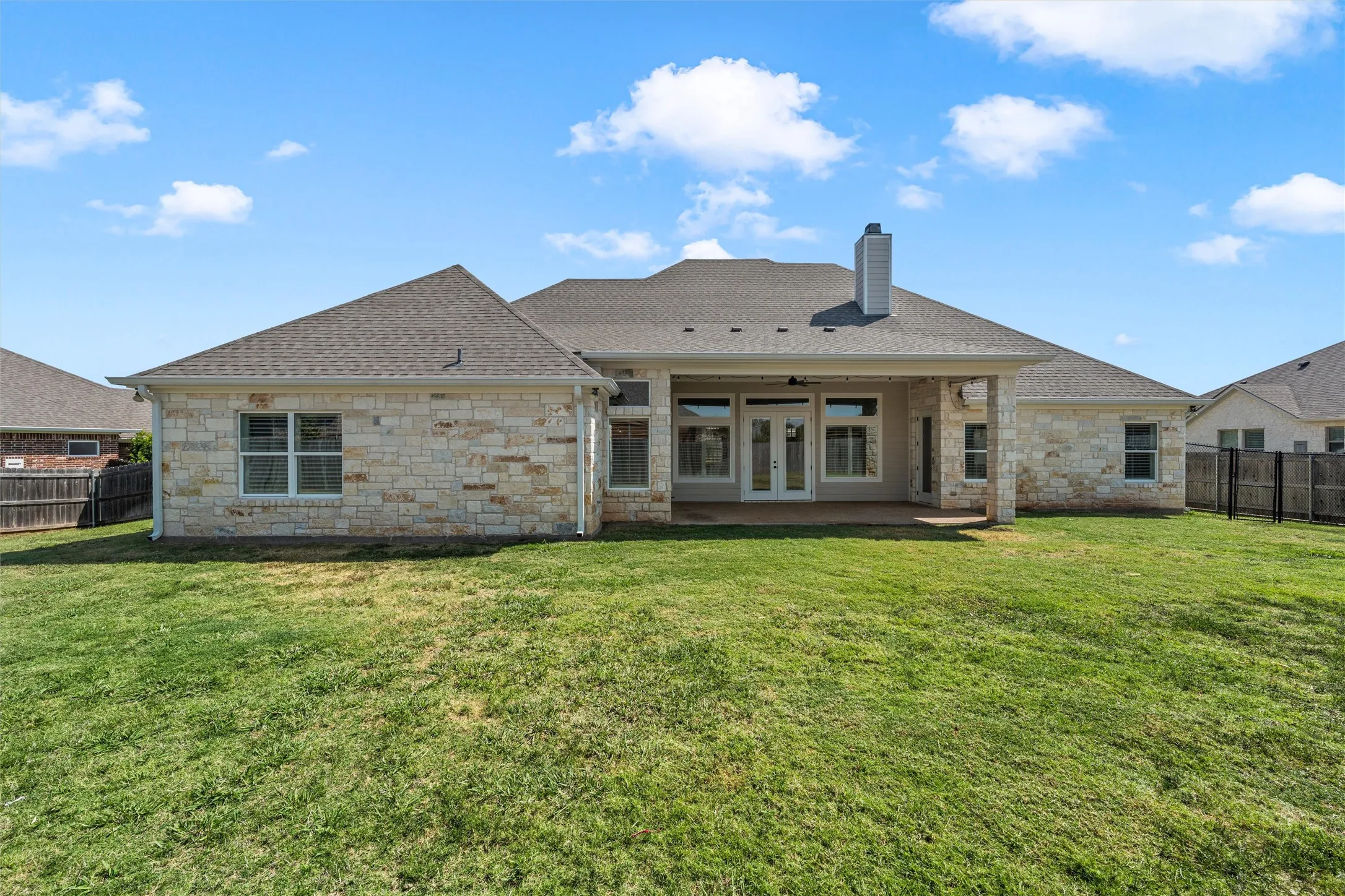 Single Family Residence For Sale in Mc Lennan County , 324 Stone Manor Drive, Mc Gregor, Texas 76657, 4 Bedroom, 4 Bathroom, 3 Garage spaces, 3,040 Sqft, built in 2019, mls#21371045, Real Estate Agent in Mc Gregor, Homes For Sale in Mc Lennan county, Homes For Sale in Mc Gregor, Realtor in Mc Gregor Texas, Real Estate Brokerage Independent Realty Texas, Luminita Cordes Realtor