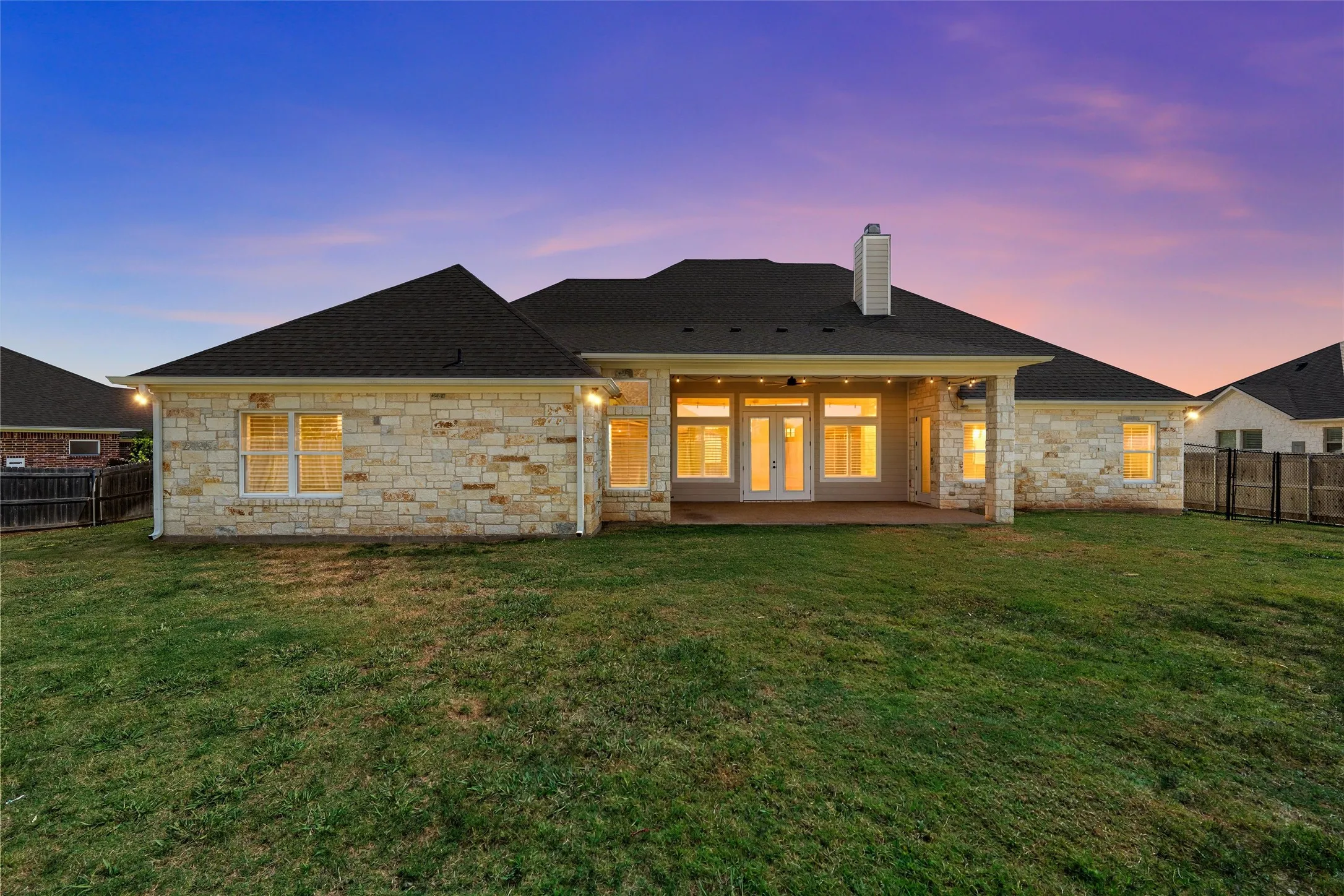 Single Family Residence For Sale in Mc Lennan County , 324 Stone Manor Drive, Mc Gregor, Texas 76657, 4 Bedroom, 4 Bathroom, 3 Garage spaces, 3,040 Sqft, built in 2019, mls#21371045, Real Estate Agent in Mc Gregor, Homes For Sale in Mc Lennan county, Homes For Sale in Mc Gregor, Realtor in Mc Gregor Texas, Real Estate Brokerage Independent Realty Texas, Luminita Cordes Realtor