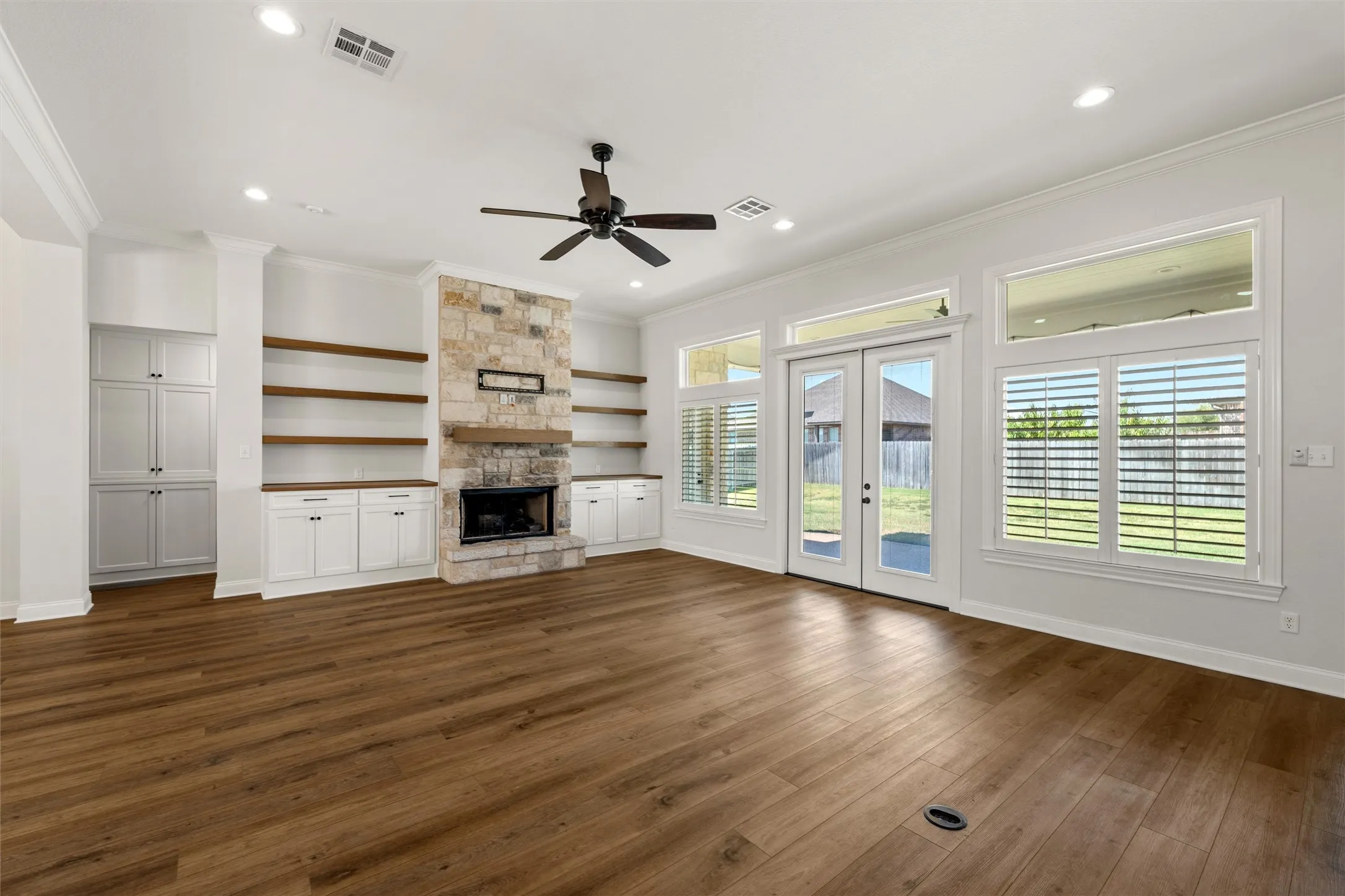 Single Family Residence For Sale in Mc Lennan County , 324 Stone Manor Drive, Mc Gregor, Texas 76657, 4 Bedroom, 4 Bathroom, 3 Garage spaces, 3,040 Sqft, built in 2019, mls#21371045, Real Estate Agent in Mc Gregor, Homes For Sale in Mc Lennan county, Homes For Sale in Mc Gregor, Realtor in Mc Gregor Texas, Real Estate Brokerage Independent Realty Texas, Luminita Cordes Realtor