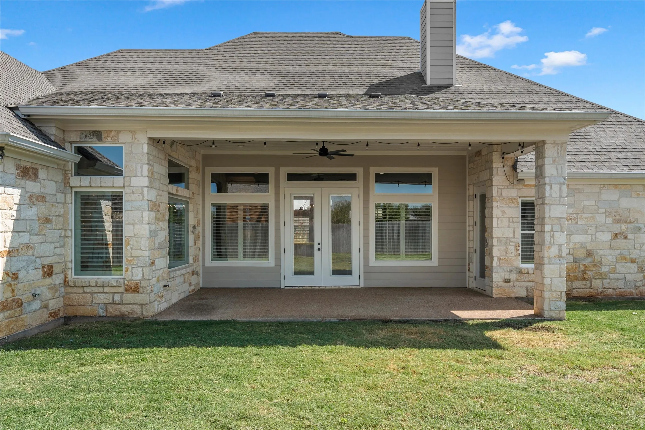 Single Family Residence For Sale in Mc Lennan County , 324 Stone Manor Drive, Mc Gregor, Texas 76657, 4 Bedroom, 4 Bathroom, 3 Garage spaces, 3,040 Sqft, built in 2019, mls#21371045, Real Estate Agent in Mc Gregor, Homes For Sale in Mc Lennan county, Homes For Sale in Mc Gregor, Realtor in Mc Gregor Texas, Real Estate Brokerage Independent Realty Texas, Luminita Cordes Realtor