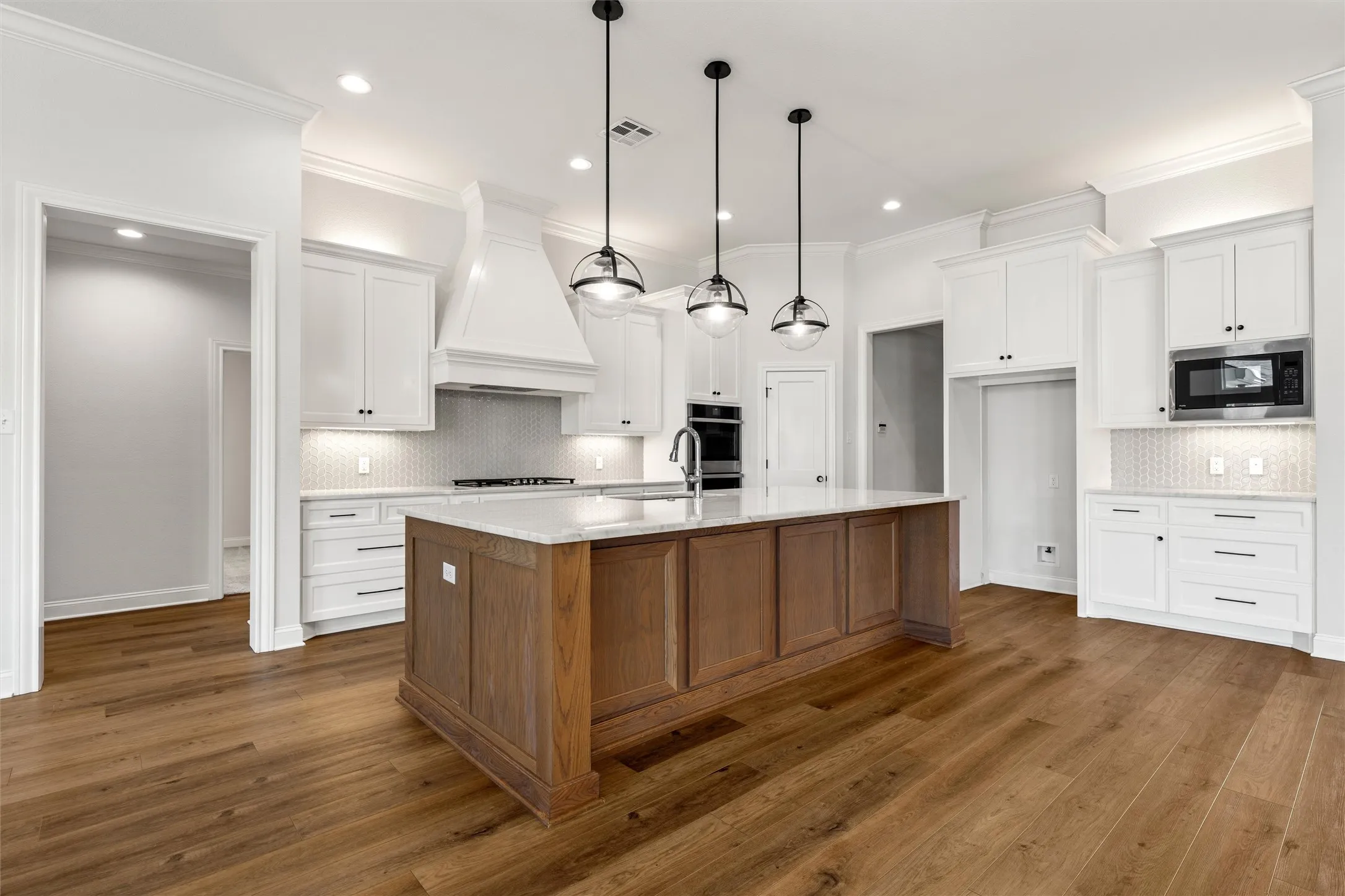 Single Family Residence For Sale in Mc Lennan County , 324 Stone Manor Drive, Mc Gregor, Texas 76657, 4 Bedroom, 4 Bathroom, 3 Garage spaces, 3,040 Sqft, built in 2019, mls#21371045, Real Estate Agent in Mc Gregor, Homes For Sale in Mc Lennan county, Homes For Sale in Mc Gregor, Realtor in Mc Gregor Texas, Real Estate Brokerage Independent Realty Texas, Luminita Cordes Realtor