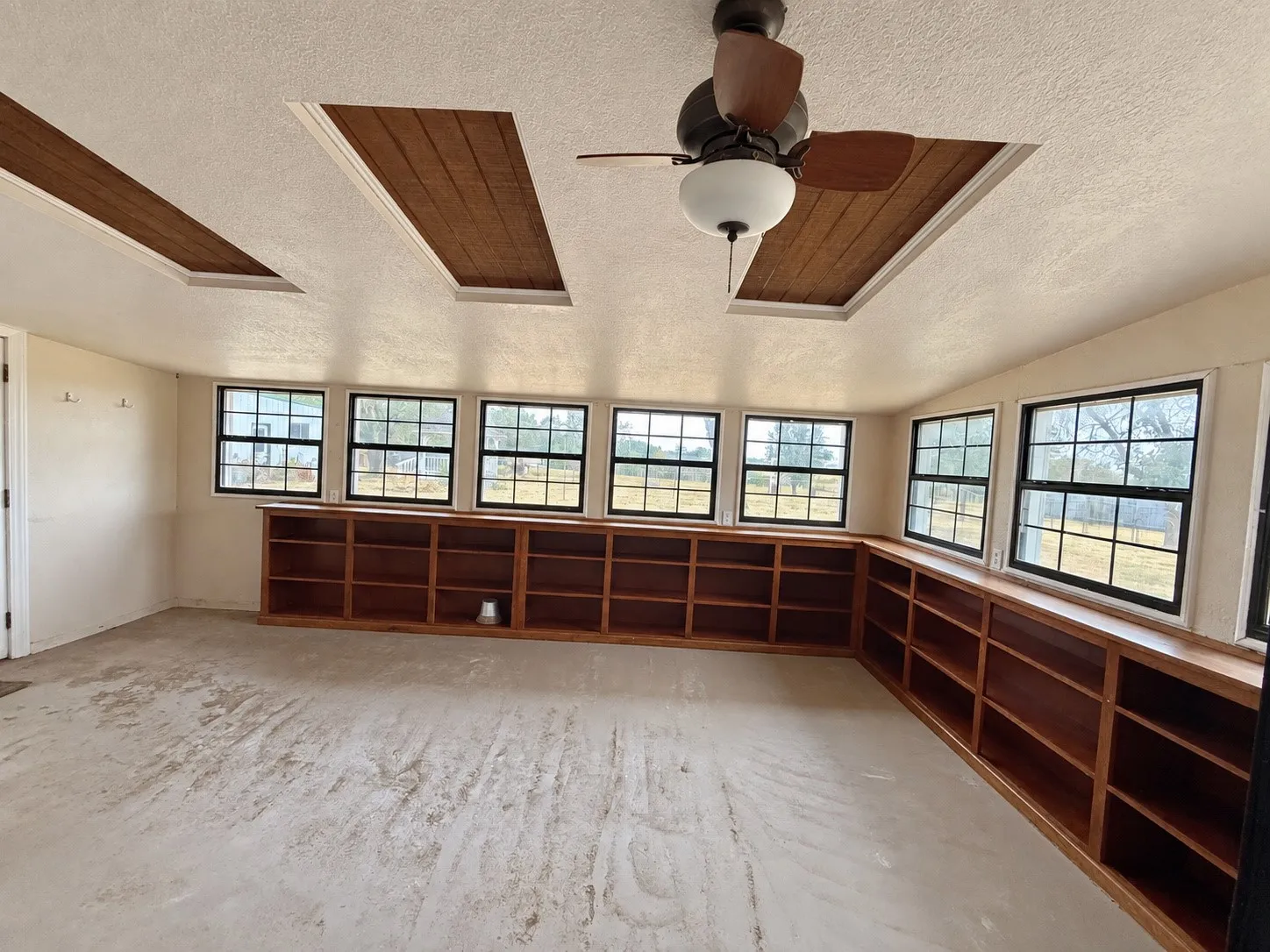 Single Family Residence For Rent in Montague County , 517 E Locust Street, Nocona, Texas 76255, 3 Bedroom, 2 Bathroom, 2 Garage spaces, 2,088 Sqft, built in 1984, mls#21371829, Real Estate Agent in Nocona, Homes For Rent in Montague county, Homes For Rent in Nocona, Realtor in Nocona Texas, Real Estate Brokerage Independent Realty Texas, Luminita Cordes Realtor