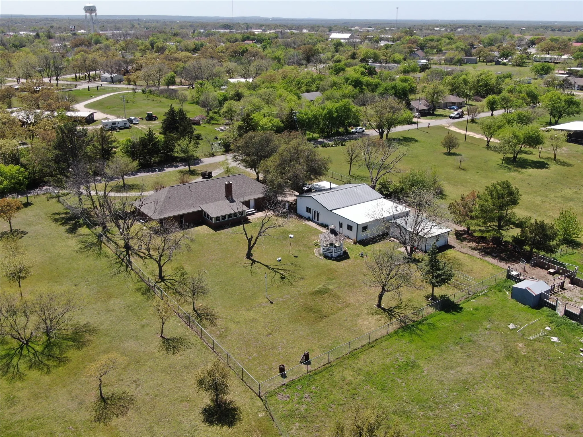 Single Family Residence For Rent in Montague County , 517 E Locust Street, Nocona, Texas 76255, 3 Bedroom, 2 Bathroom, 2 Garage spaces, 2,088 Sqft, built in 1984, mls#21371829, Real Estate Agent in Nocona, Homes For Rent in Montague county, Homes For Rent in Nocona, Realtor in Nocona Texas, Real Estate Brokerage Independent Realty Texas, Luminita Cordes Realtor