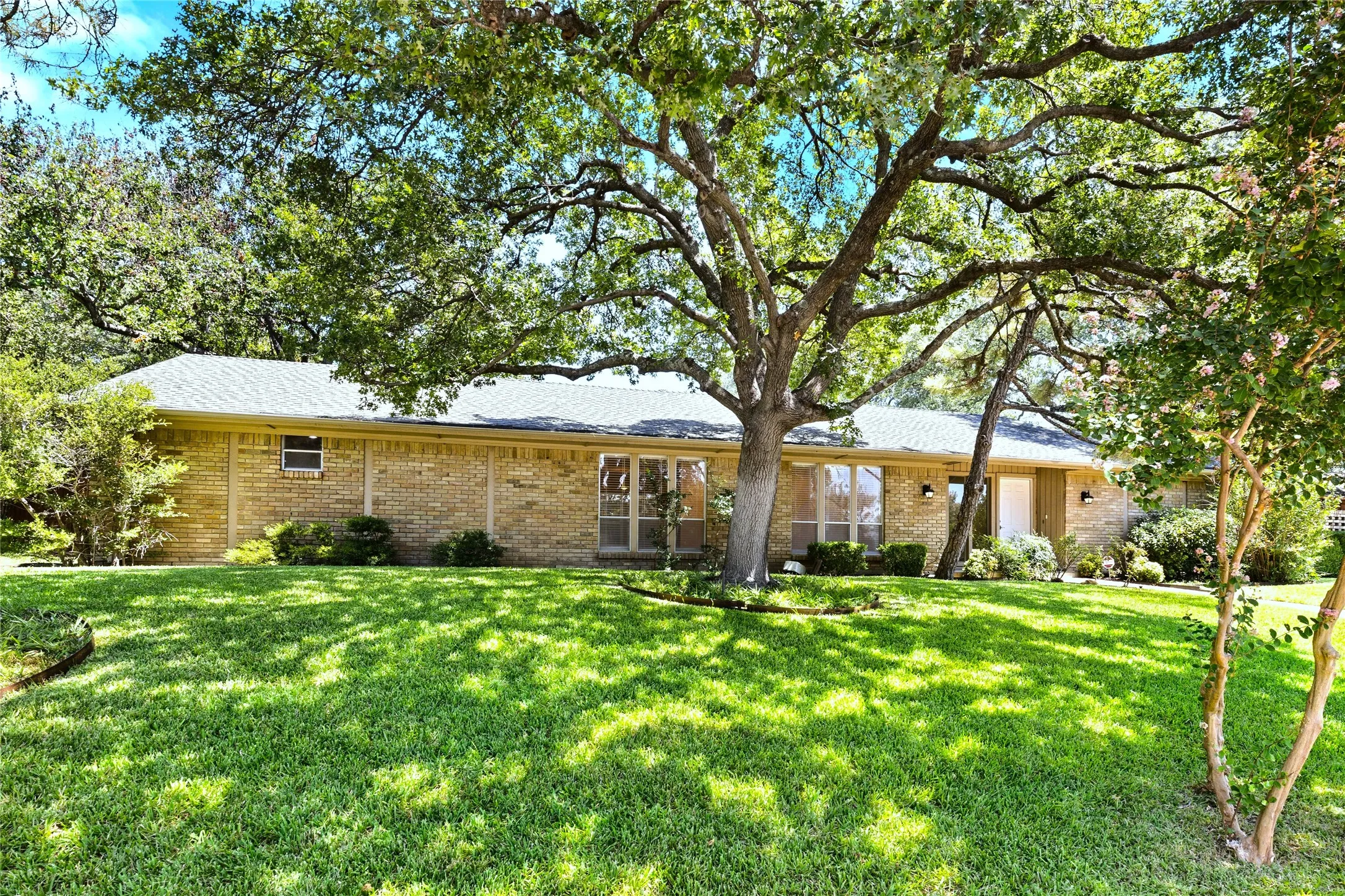 Single Family Residence For Sale in Dallas County , 14918 Vistaridge Drive, Dallas, Texas 75248, 4 Bedroom, 4 Bathroom, 2 Garage spaces, 3,586 Sqft, built in 1969, mls#21360512, Real Estate Agent in Dallas, Homes For Sale in Dallas county, Homes For Sale in Dallas, Realtor in Dallas Texas, Real Estate Brokerage Independent Realty Texas, Luminita Cordes Realtor