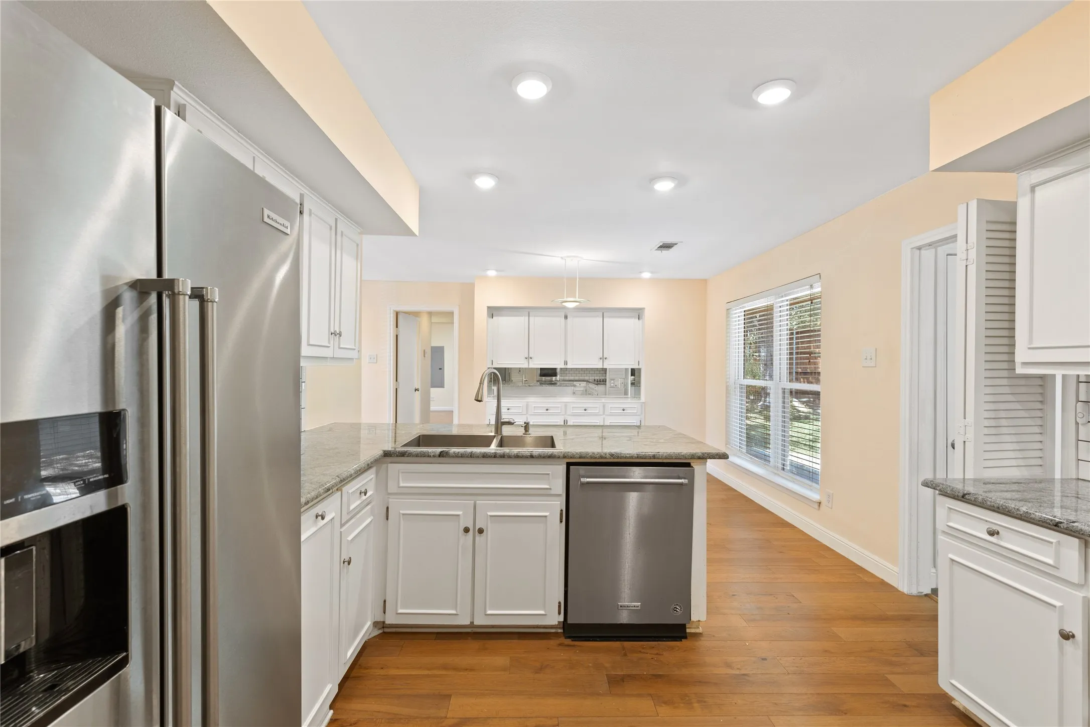 Single Family Residence For Sale in Dallas County , 14918 Vistaridge Drive, Dallas, Texas 75248, 4 Bedroom, 4 Bathroom, 2 Garage spaces, 3,586 Sqft, built in 1969, mls#21360512, Real Estate Agent in Dallas, Homes For Sale in Dallas county, Homes For Sale in Dallas, Realtor in Dallas Texas, Real Estate Brokerage Independent Realty Texas, Luminita Cordes Realtor