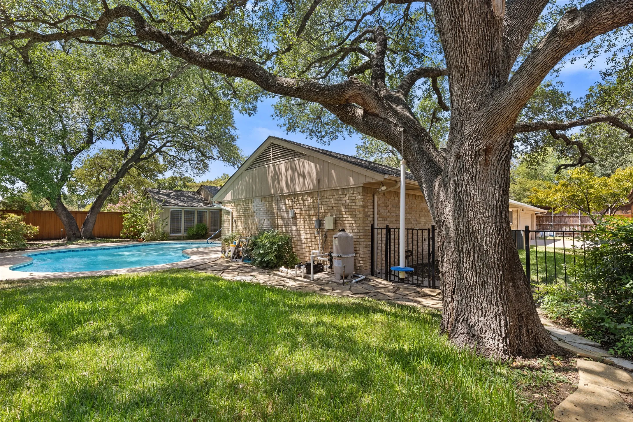 Single Family Residence For Sale in Dallas County , 14918 Vistaridge Drive, Dallas, Texas 75248, 4 Bedroom, 4 Bathroom, 2 Garage spaces, 3,586 Sqft, built in 1969, mls#21360512, Real Estate Agent in Dallas, Homes For Sale in Dallas county, Homes For Sale in Dallas, Realtor in Dallas Texas, Real Estate Brokerage Independent Realty Texas, Luminita Cordes Realtor