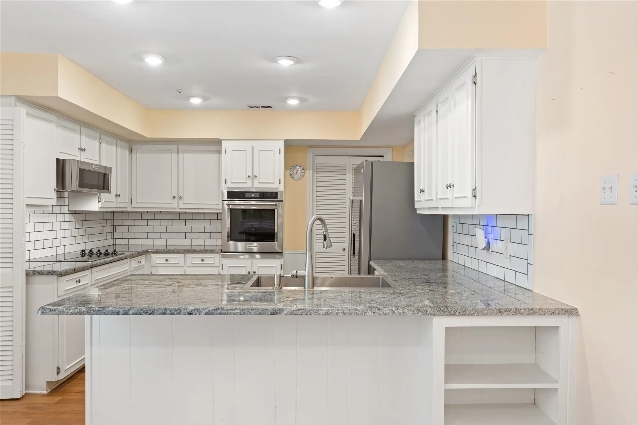 Single Family Residence For Sale in Dallas County , 14918 Vistaridge Drive, Dallas, Texas 75248, 4 Bedroom, 4 Bathroom, 2 Garage spaces, 3,586 Sqft, built in 1969, mls#21360512, Real Estate Agent in Dallas, Homes For Sale in Dallas county, Homes For Sale in Dallas, Realtor in Dallas Texas, Real Estate Brokerage Independent Realty Texas, Luminita Cordes Realtor