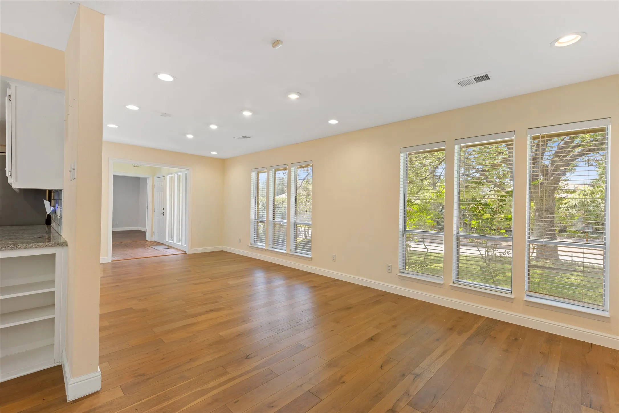 Single Family Residence For Sale in Dallas County , 14918 Vistaridge Drive, Dallas, Texas 75248, 4 Bedroom, 4 Bathroom, 2 Garage spaces, 3,586 Sqft, built in 1969, mls#21360512, Real Estate Agent in Dallas, Homes For Sale in Dallas county, Homes For Sale in Dallas, Realtor in Dallas Texas, Real Estate Brokerage Independent Realty Texas, Luminita Cordes Realtor