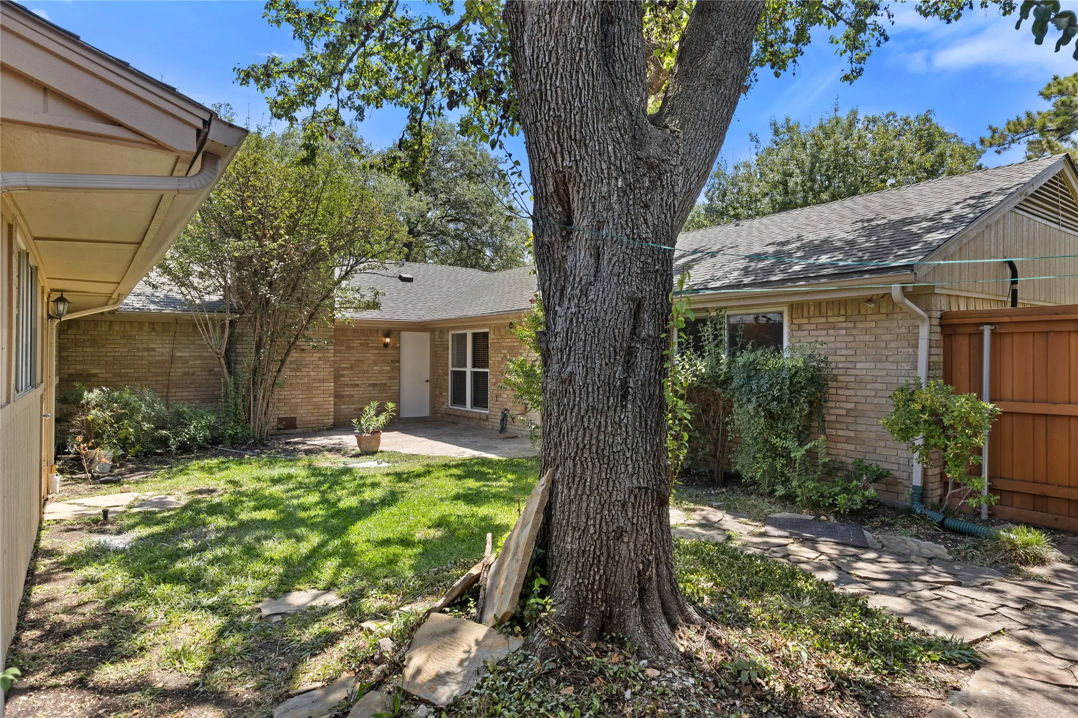 Single Family Residence For Sale in Dallas County , 14918 Vistaridge Drive, Dallas, Texas 75248, 4 Bedroom, 4 Bathroom, 2 Garage spaces, 3,586 Sqft, built in 1969, mls#21360512, Real Estate Agent in Dallas, Homes For Sale in Dallas county, Homes For Sale in Dallas, Realtor in Dallas Texas, Real Estate Brokerage Independent Realty Texas, Luminita Cordes Realtor