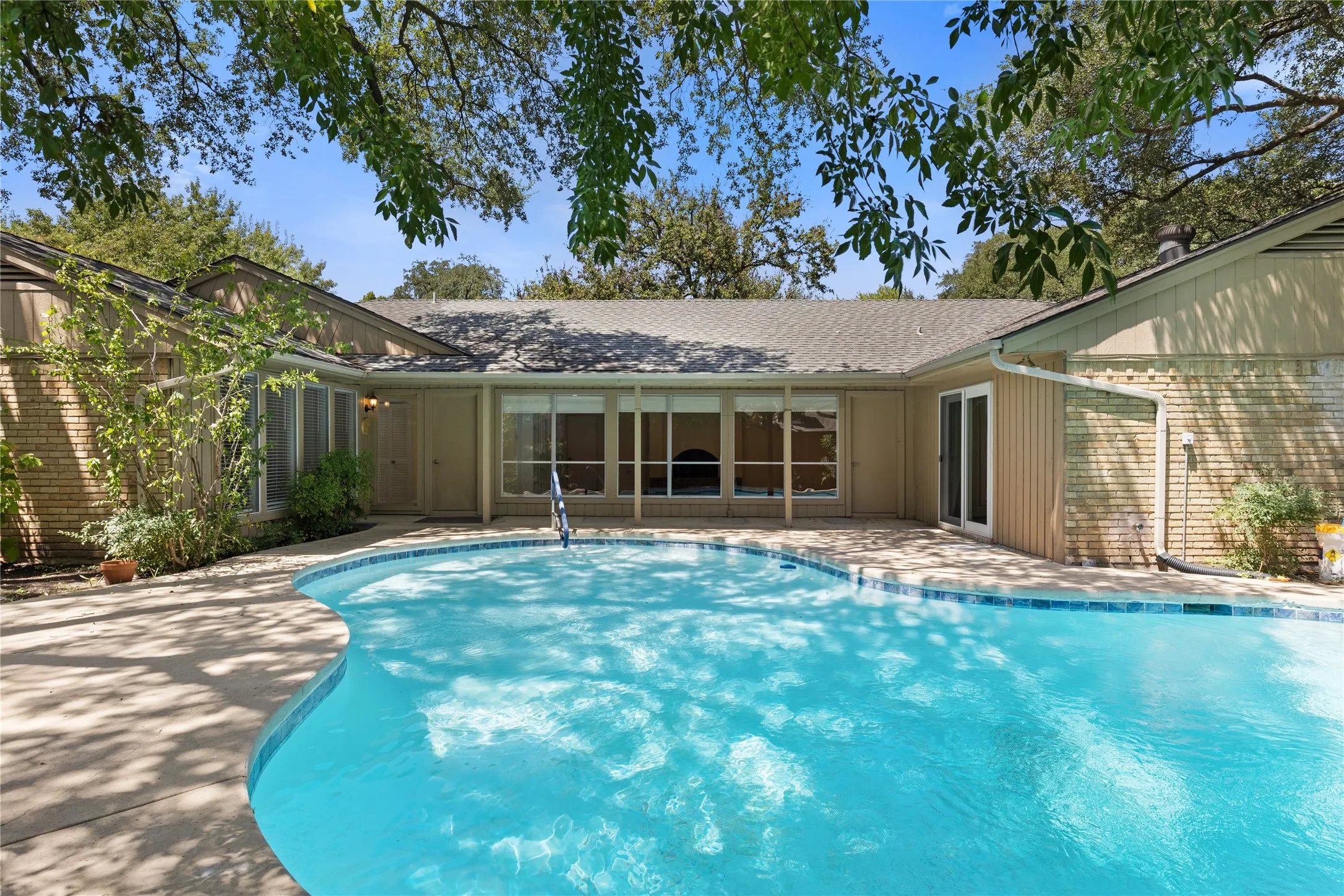 Single Family Residence For Sale in Dallas County , 14918 Vistaridge Drive, Dallas, Texas 75248, 4 Bedroom, 4 Bathroom, 2 Garage spaces, 3,586 Sqft, built in 1969, mls#21360512, Real Estate Agent in Dallas, Homes For Sale in Dallas county, Homes For Sale in Dallas, Realtor in Dallas Texas, Real Estate Brokerage Independent Realty Texas, Luminita Cordes Realtor