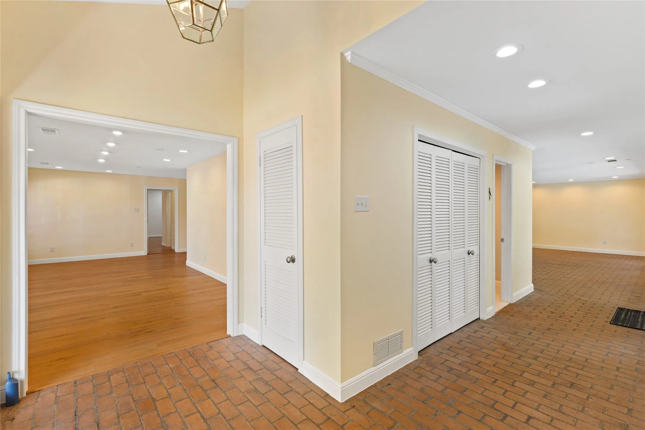 Single Family Residence For Sale in Dallas County , 14918 Vistaridge Drive, Dallas, Texas 75248, 4 Bedroom, 4 Bathroom, 2 Garage spaces, 3,586 Sqft, built in 1969, mls#21360512, Real Estate Agent in Dallas, Homes For Sale in Dallas county, Homes For Sale in Dallas, Realtor in Dallas Texas, Real Estate Brokerage Independent Realty Texas, Luminita Cordes Realtor