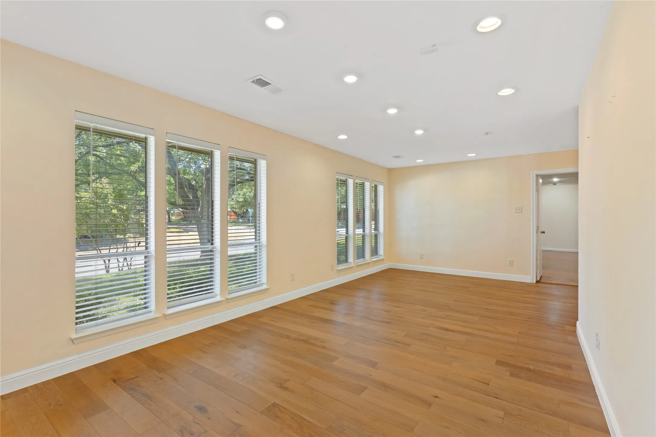 Single Family Residence For Sale in Dallas County , 14918 Vistaridge Drive, Dallas, Texas 75248, 4 Bedroom, 4 Bathroom, 2 Garage spaces, 3,586 Sqft, built in 1969, mls#21360512, Real Estate Agent in Dallas, Homes For Sale in Dallas county, Homes For Sale in Dallas, Realtor in Dallas Texas, Real Estate Brokerage Independent Realty Texas, Luminita Cordes Realtor