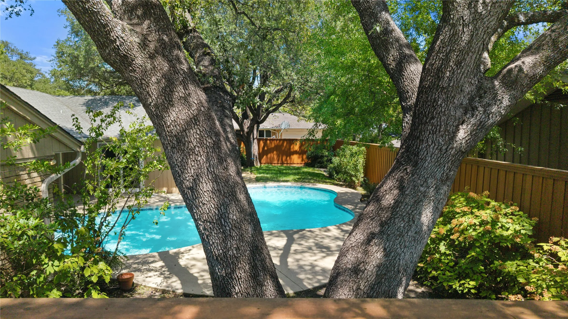 Single Family Residence For Sale in Dallas County , 14918 Vistaridge Drive, Dallas, Texas 75248, 4 Bedroom, 4 Bathroom, 2 Garage spaces, 3,586 Sqft, built in 1969, mls#21360512, Real Estate Agent in Dallas, Homes For Sale in Dallas county, Homes For Sale in Dallas, Realtor in Dallas Texas, Real Estate Brokerage Independent Realty Texas, Luminita Cordes Realtor
